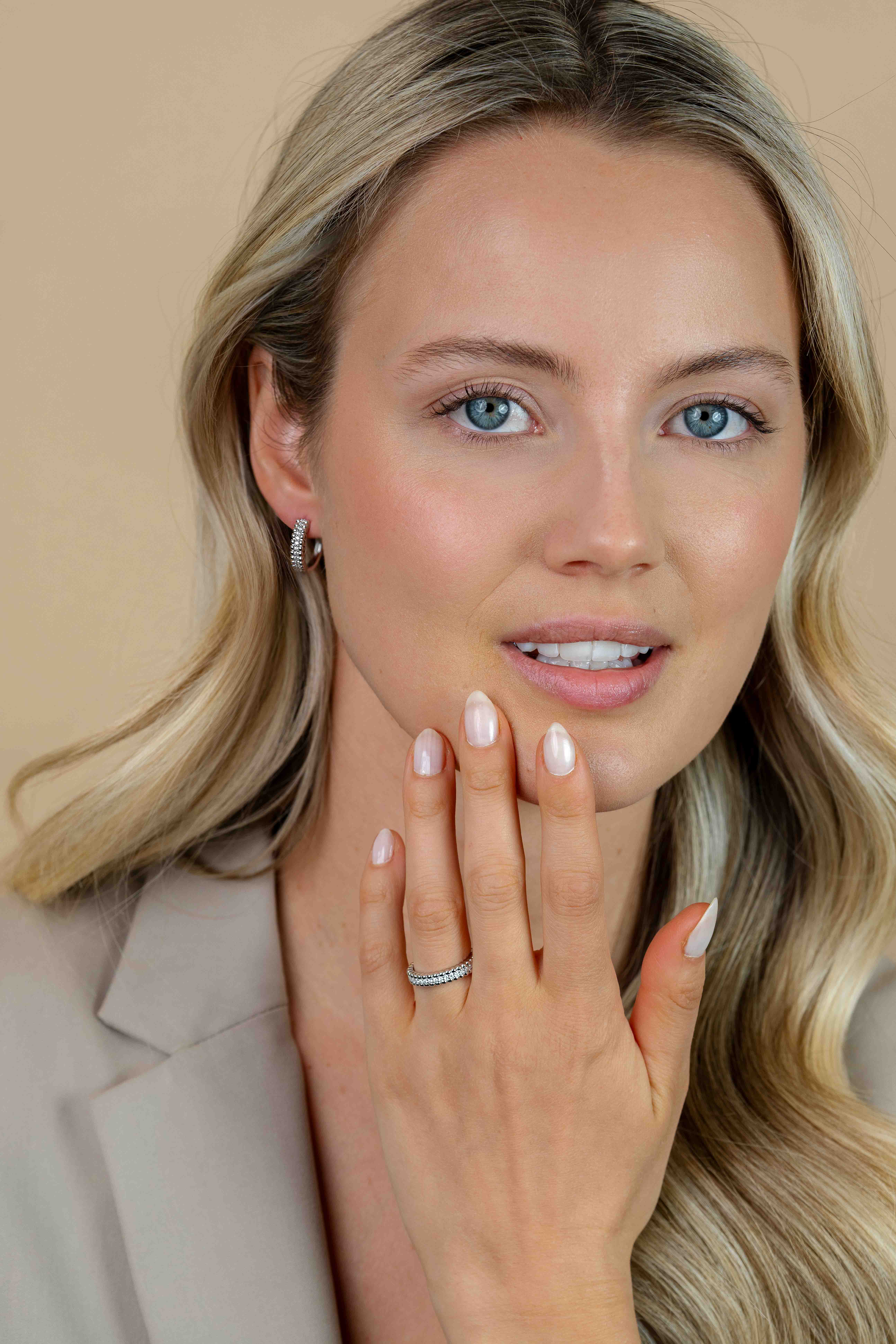 ZINZI zilveren multi-look ring met speelse structuur en een rij witte zirkonia's als middenbaan ZIR2834