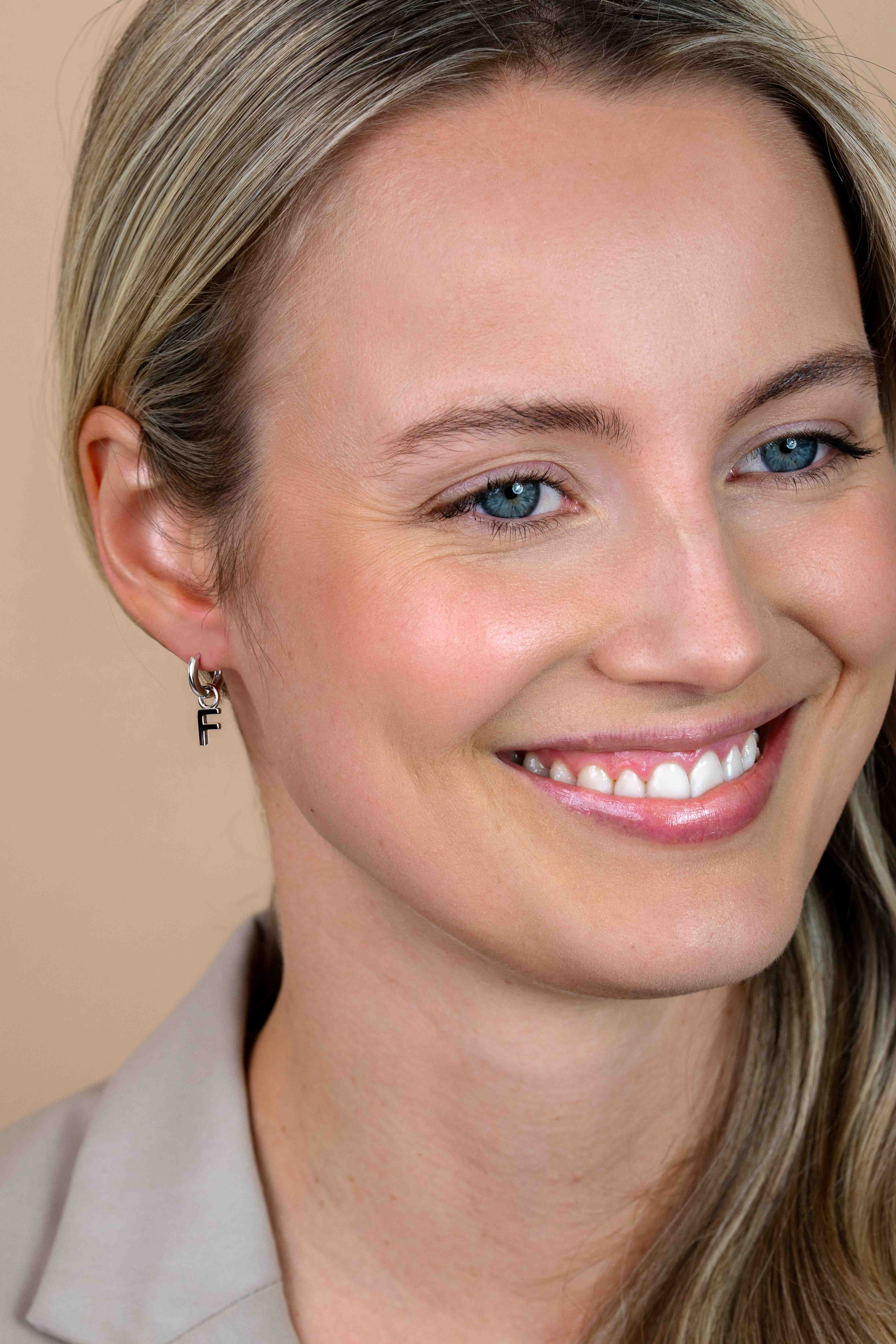 ZINZI zilveren letter oorbedel F per stuk geprijsd ZICH2144F. (zonder oorringen).