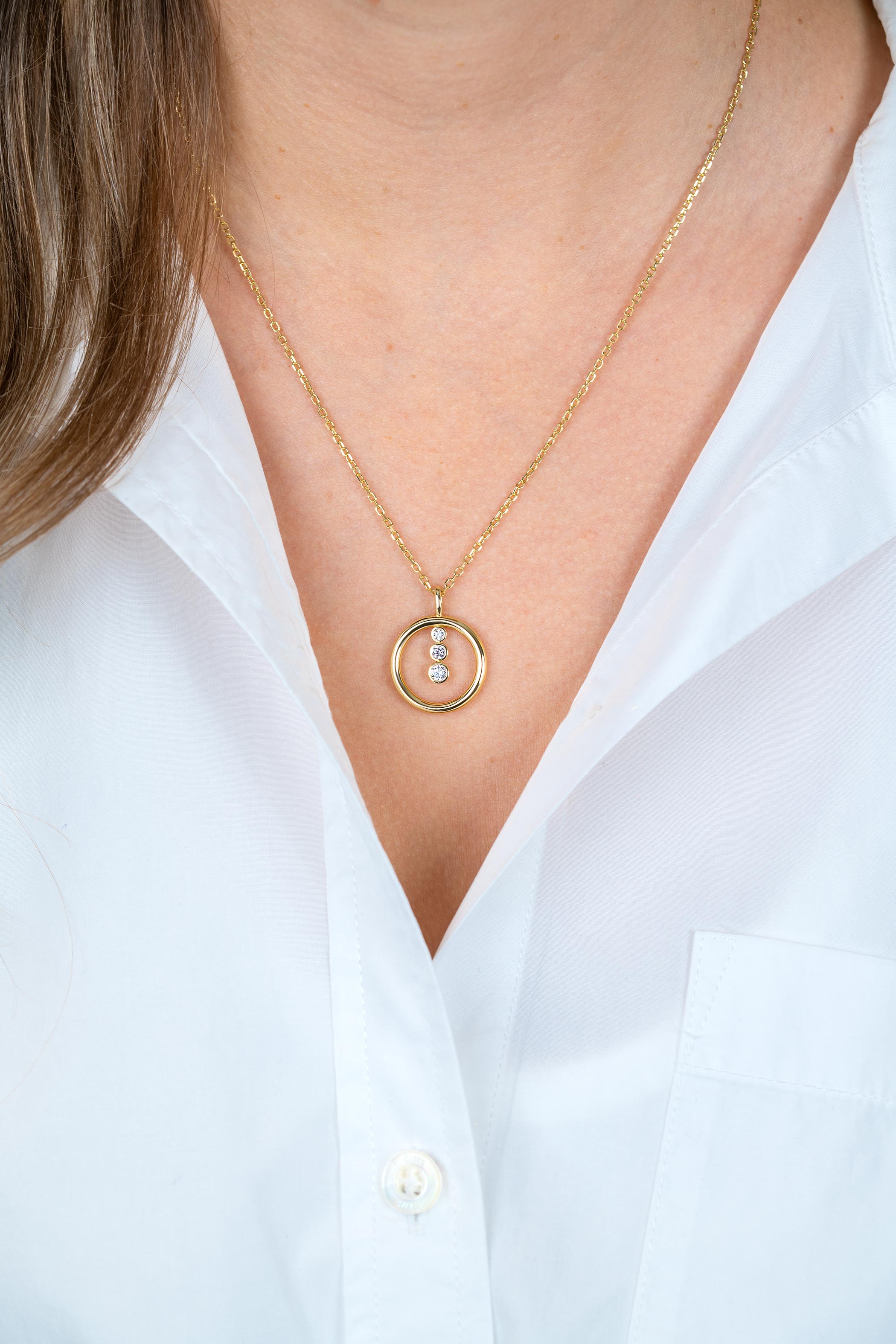 ZINZI gold plated zilveren ketting 45cm met ronde hanger en drie fonkelende witte zirkonia's ZIC2820Y