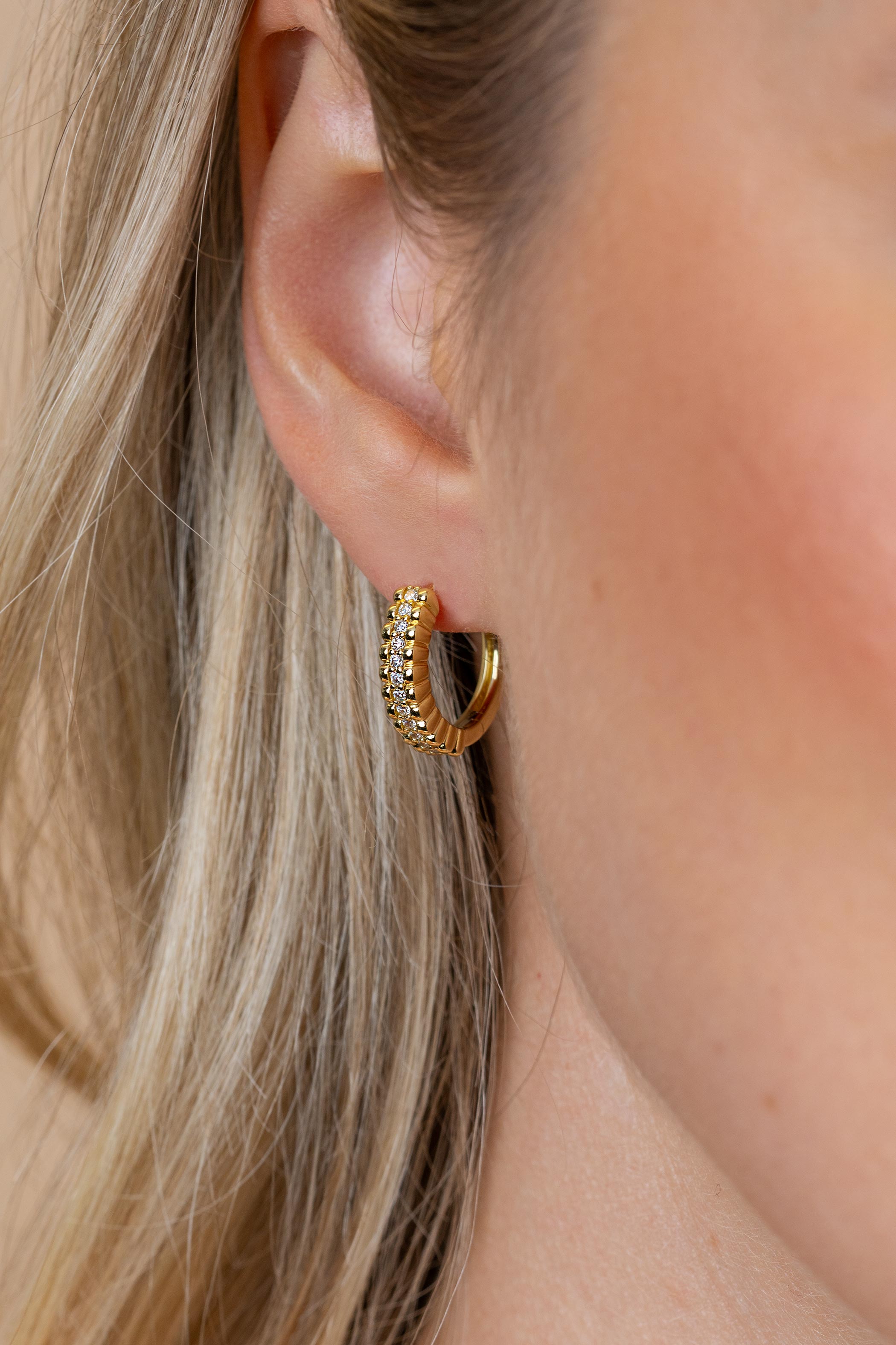 16,5mm ZINZI goldplated zilveren oorringen met speelse structuur en een rij witte zirkonia's in het midden, luxe klapsluiting ZIO2834Y