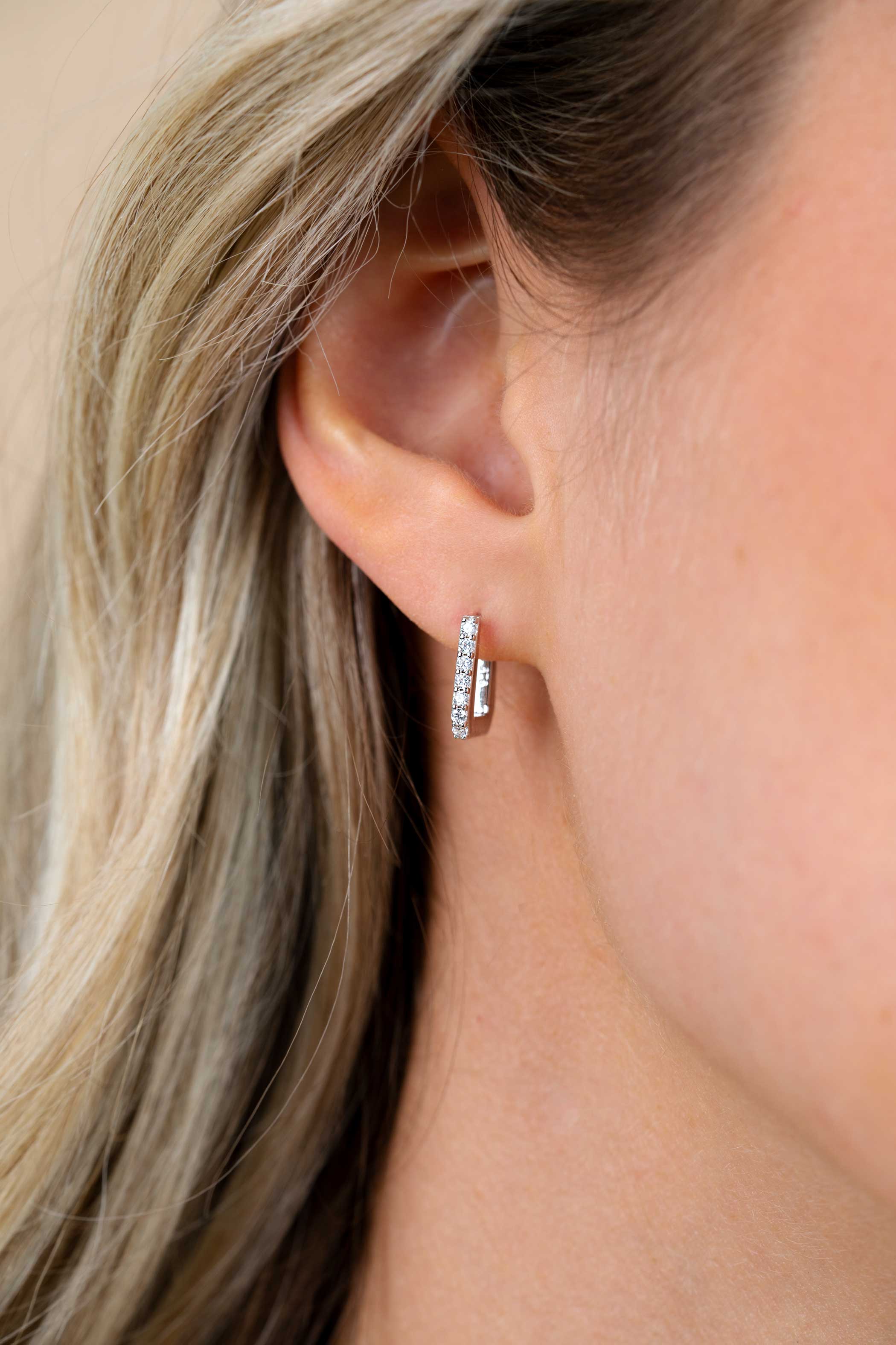 12mm ZINZI zilveren rechthoekige oorringen, strakke buis bezet met een rij witte zirkonia’s, luxe klapsluiting ZIO2878