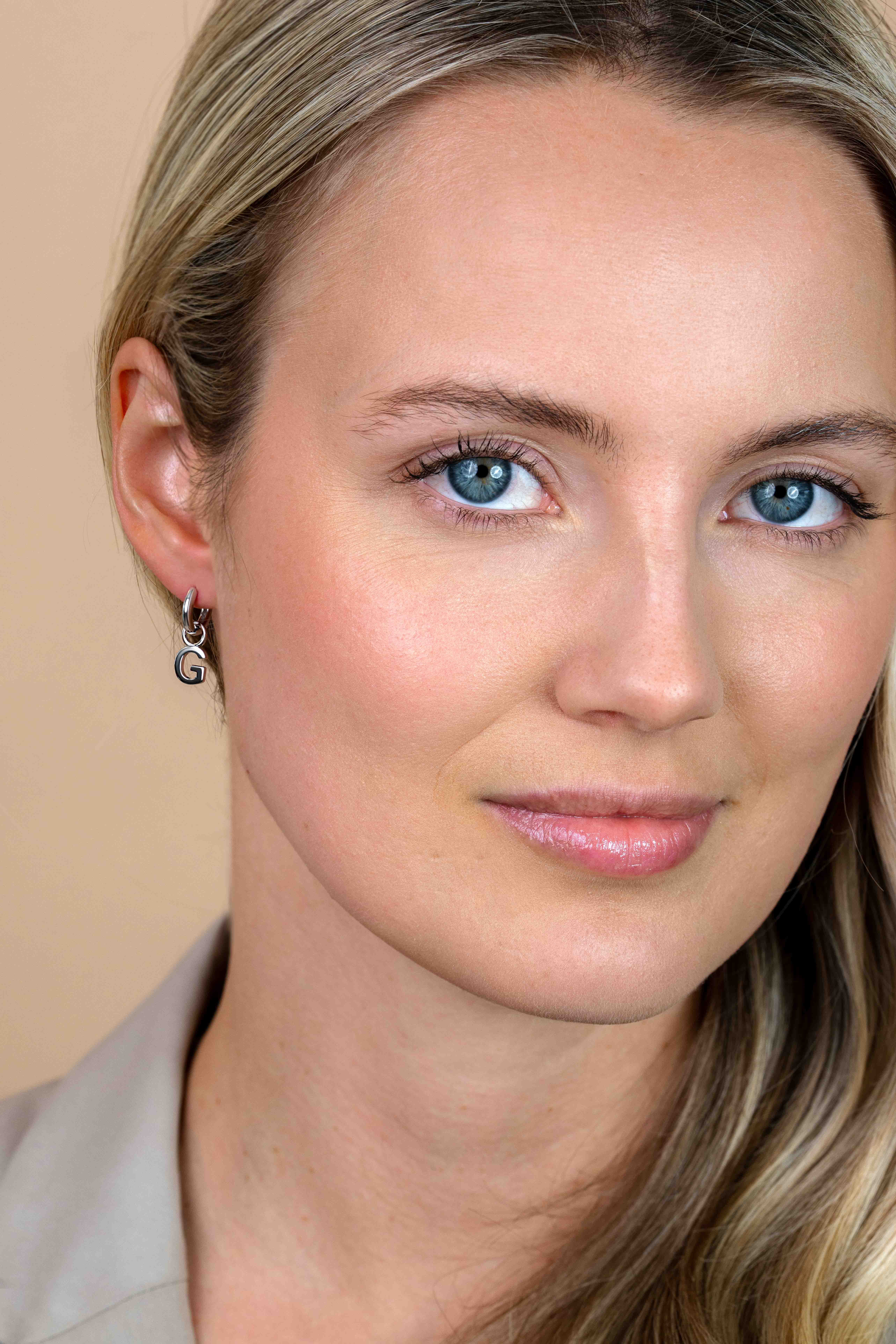 ZINZI zilveren letter oorbedel G per stuk geprijsd ZICH2144G. (zonder oorringen).