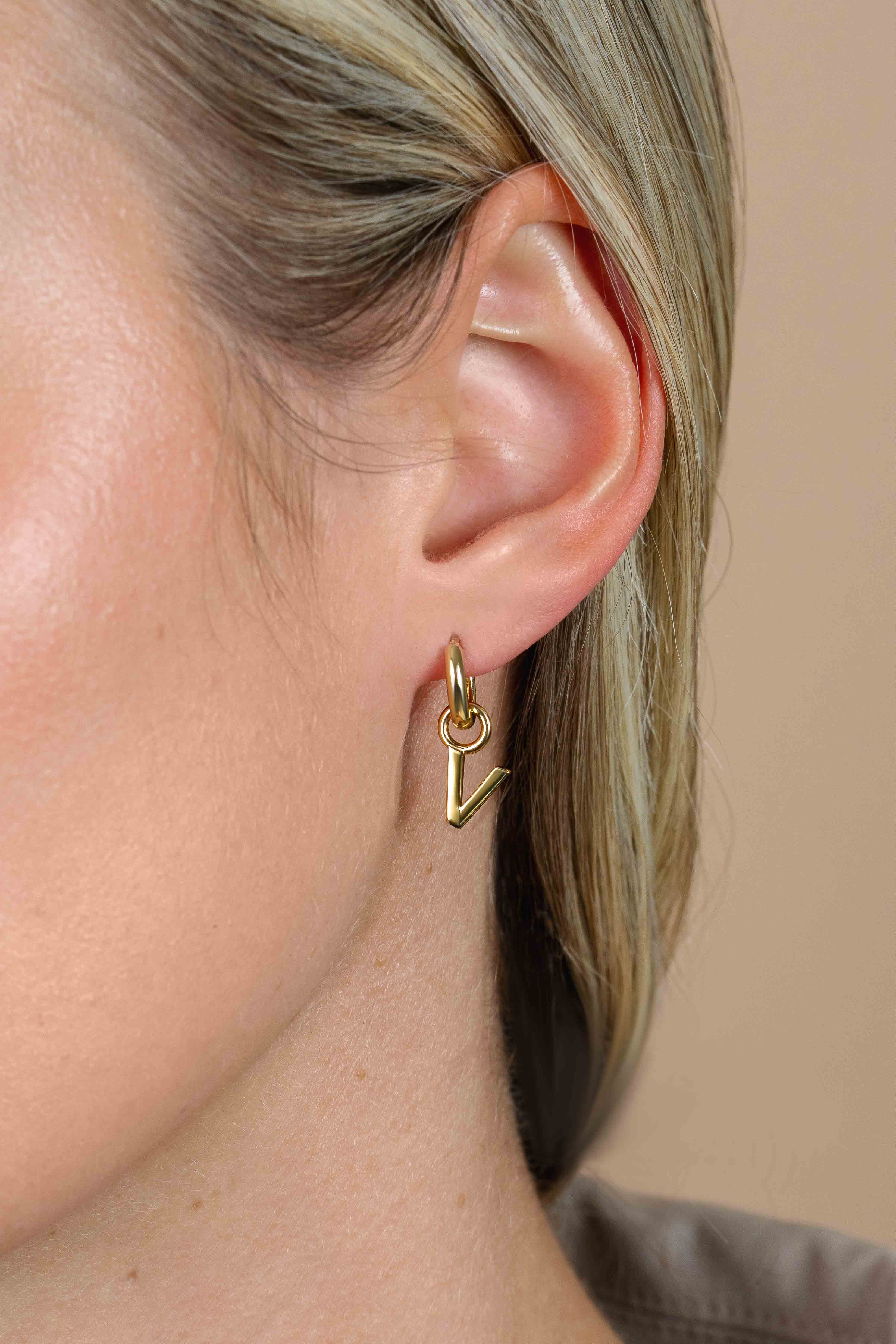 ZINZI zilveren geelvergulde letter oorbedel V per stuk geprijsd ZICH2145V. (zonder oorringen).