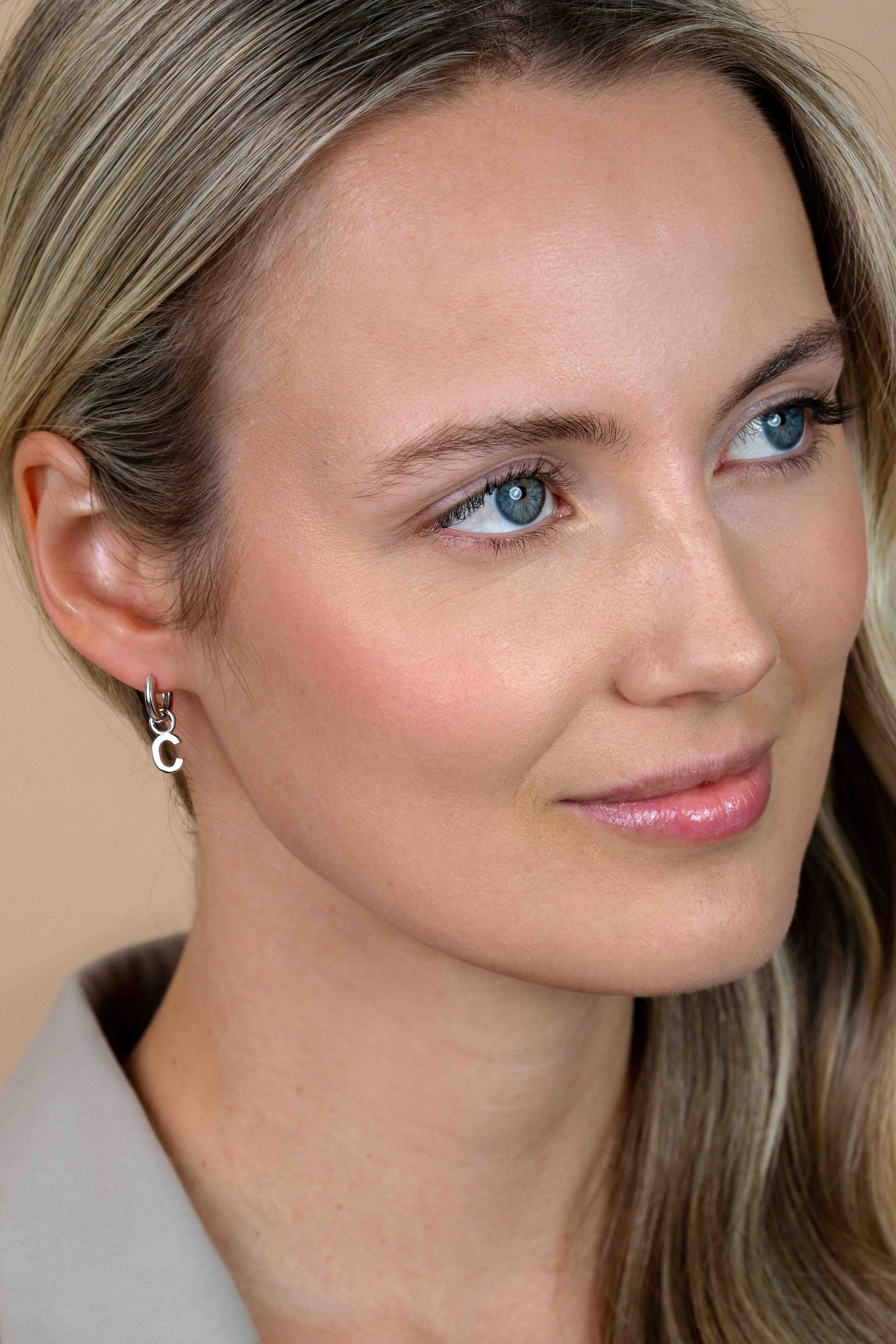 ZINZI zilveren letter oorbedel C per stuk geprijsd ZICH2144C. (zonder oorringen).