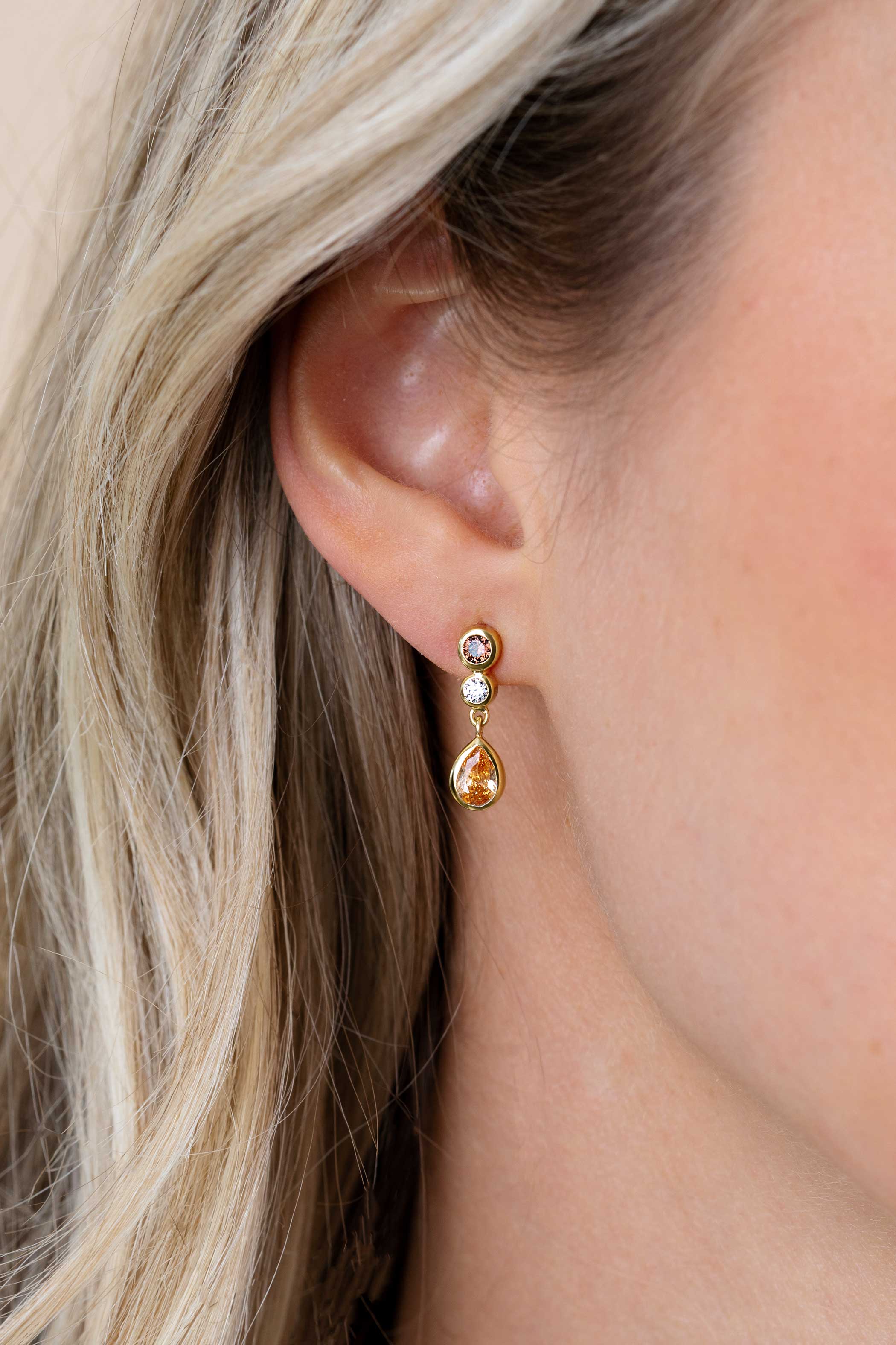 18mm ZINZI gold plated zilveren oorstekers met champagnekleurige, cognackleurige en witte zirkonia's in verschillende slijpvormen ZIO2900