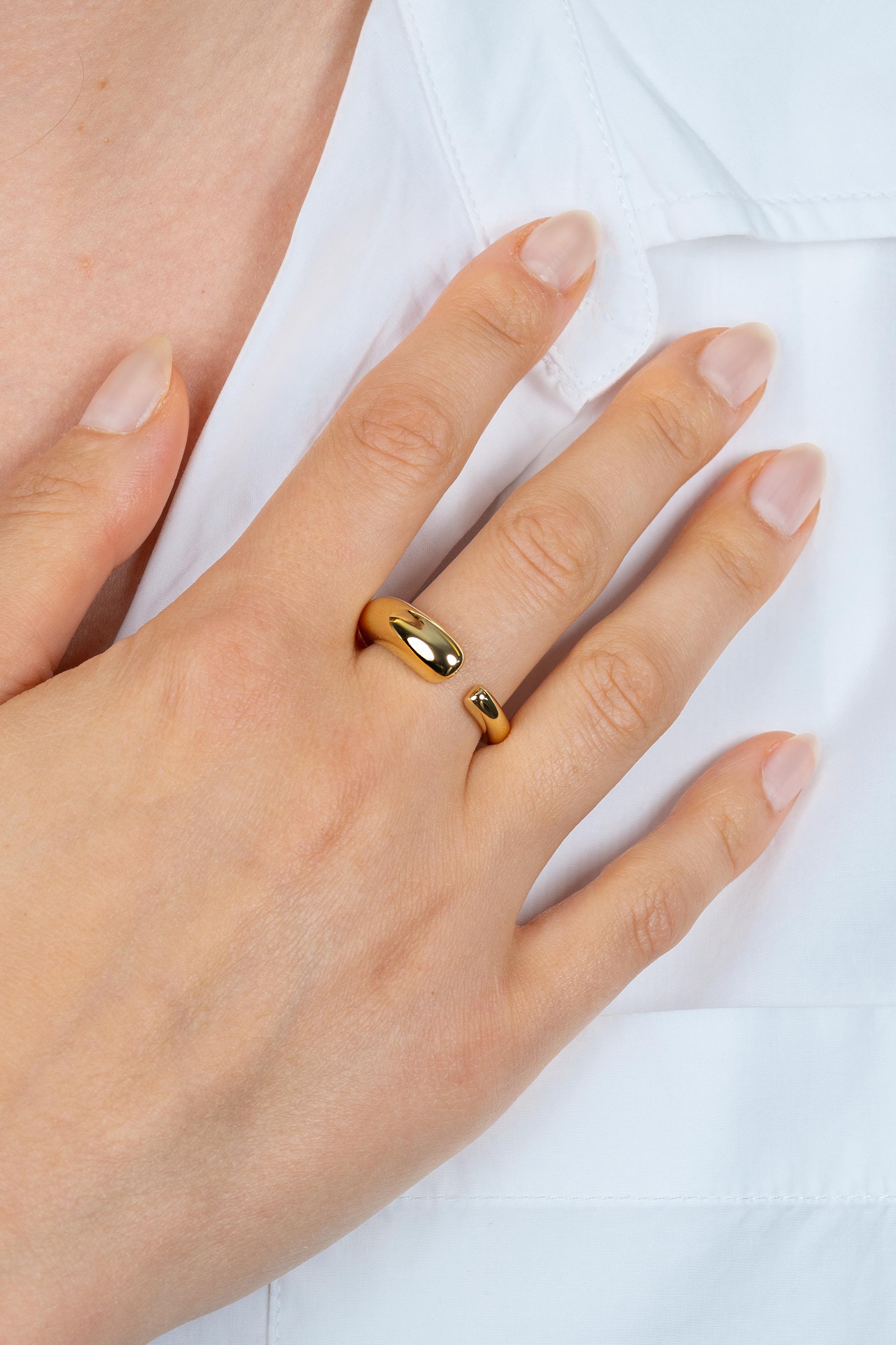 ZINZI goldplated zilveren statementring met een bolle aflopende vorm ZIR2788G