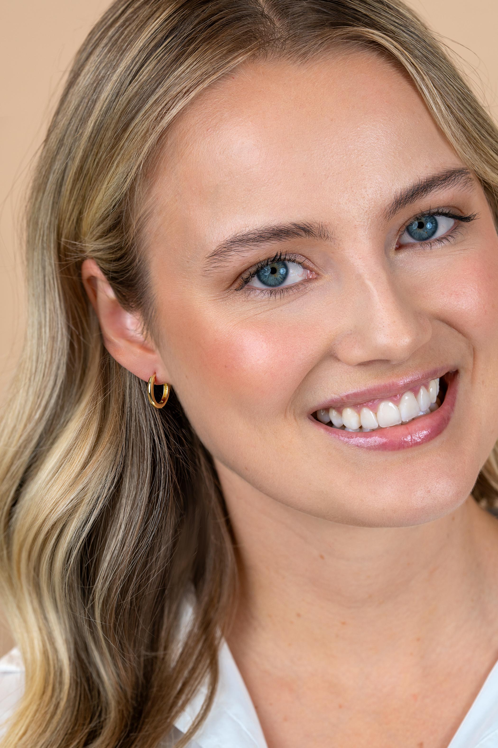 15mm ZINZI goldplated zilveren oorringen glad met 2mm buisdikte en luxe klapsluiting ZIO401G