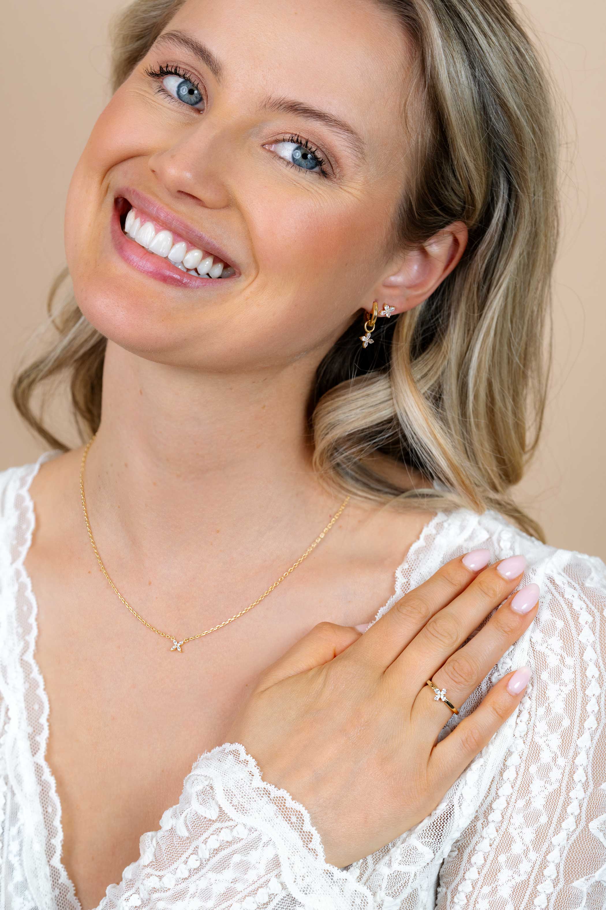 ZINZI gold plated zilveren ketting met bloem bezet met vier druppelvormige witte zirconia's 42-45cm ZIC2624