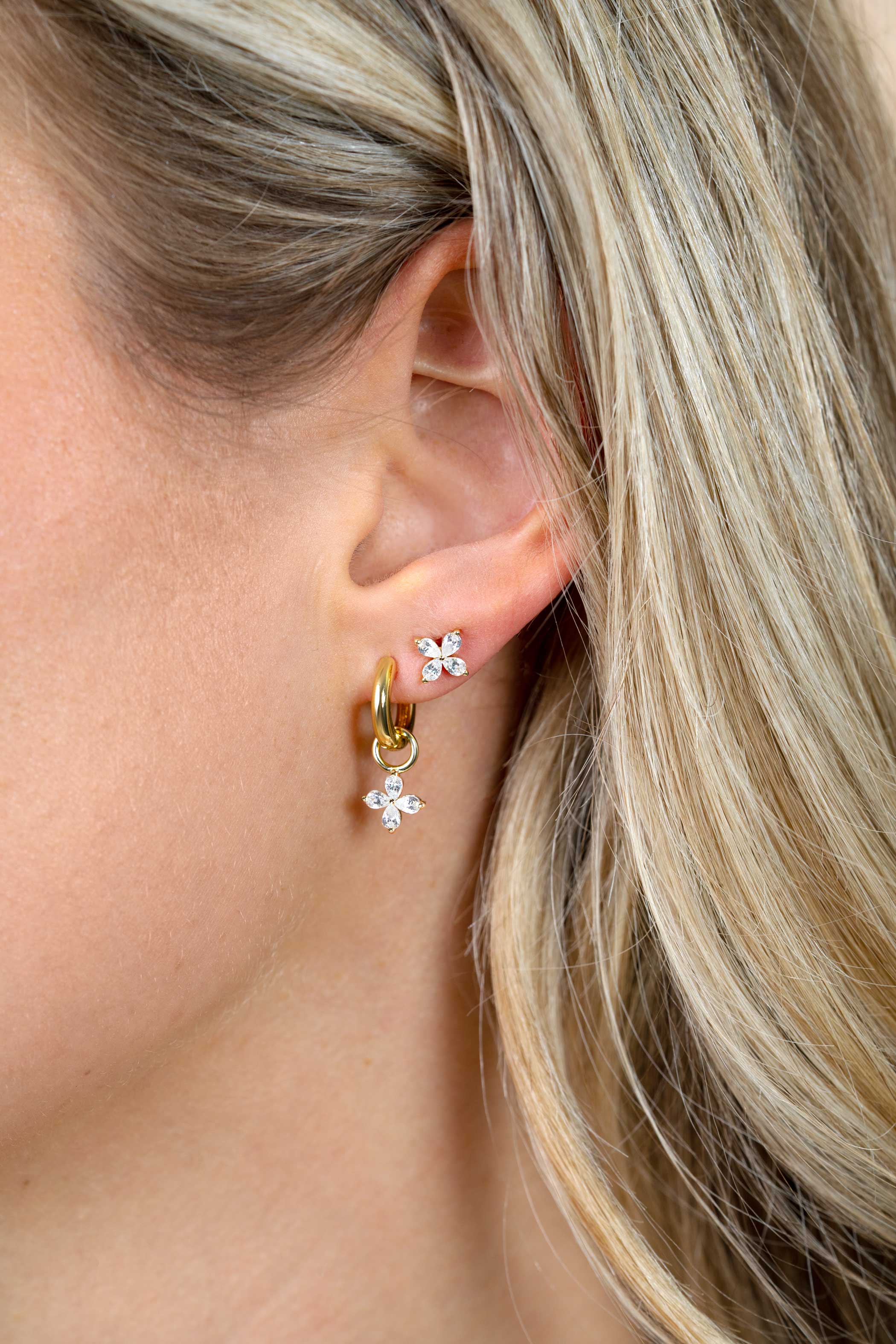 7,5mm ZINZI gold plated zilveren oorknoppen met bloem bezet met vier druppelvormige witte zirconia's ZIO2624