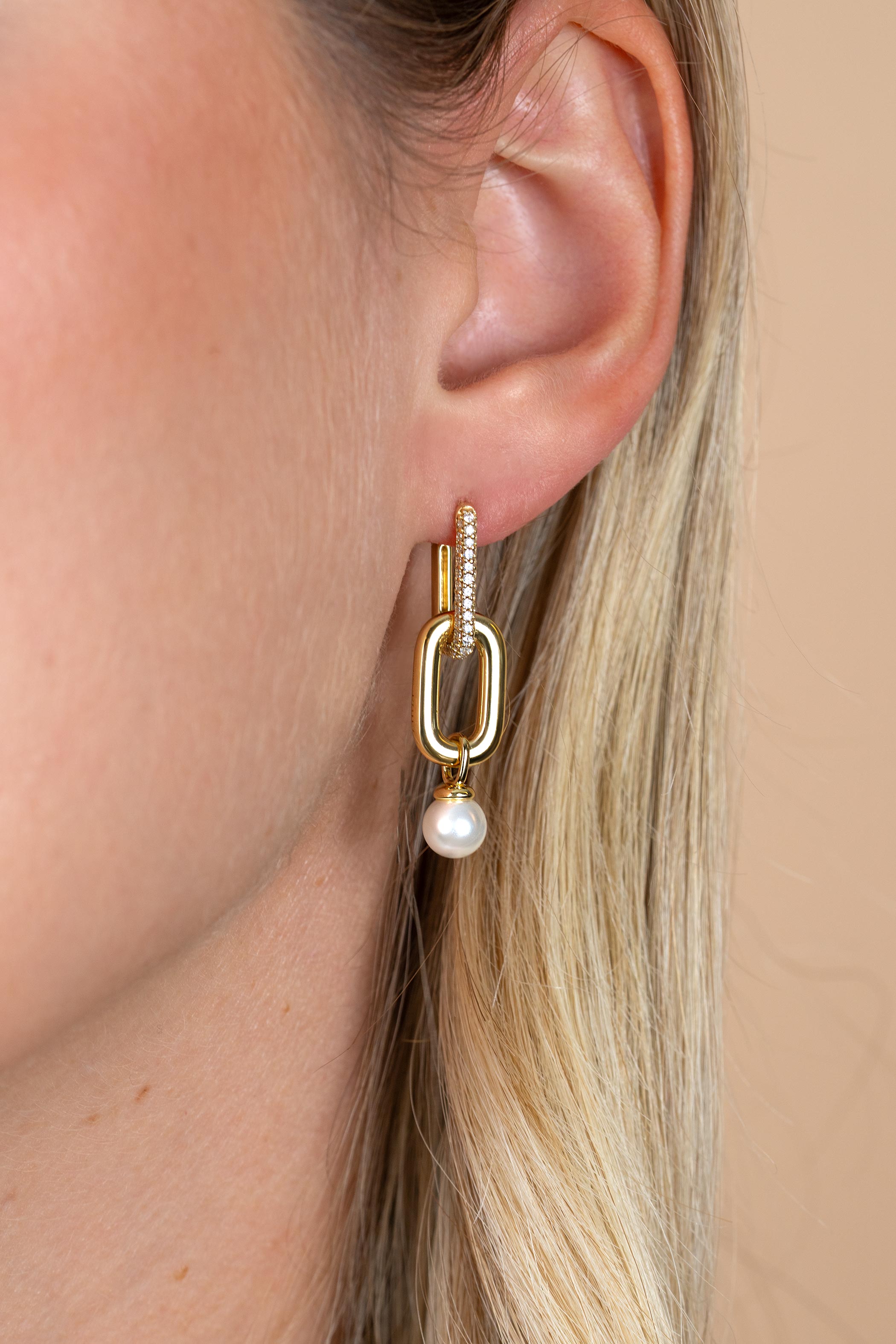 23mm ZINZI goldplated zilveren oorbedels met een langwerpige stoere schakel en witte parel ZICH2821G (zonder oorringen)