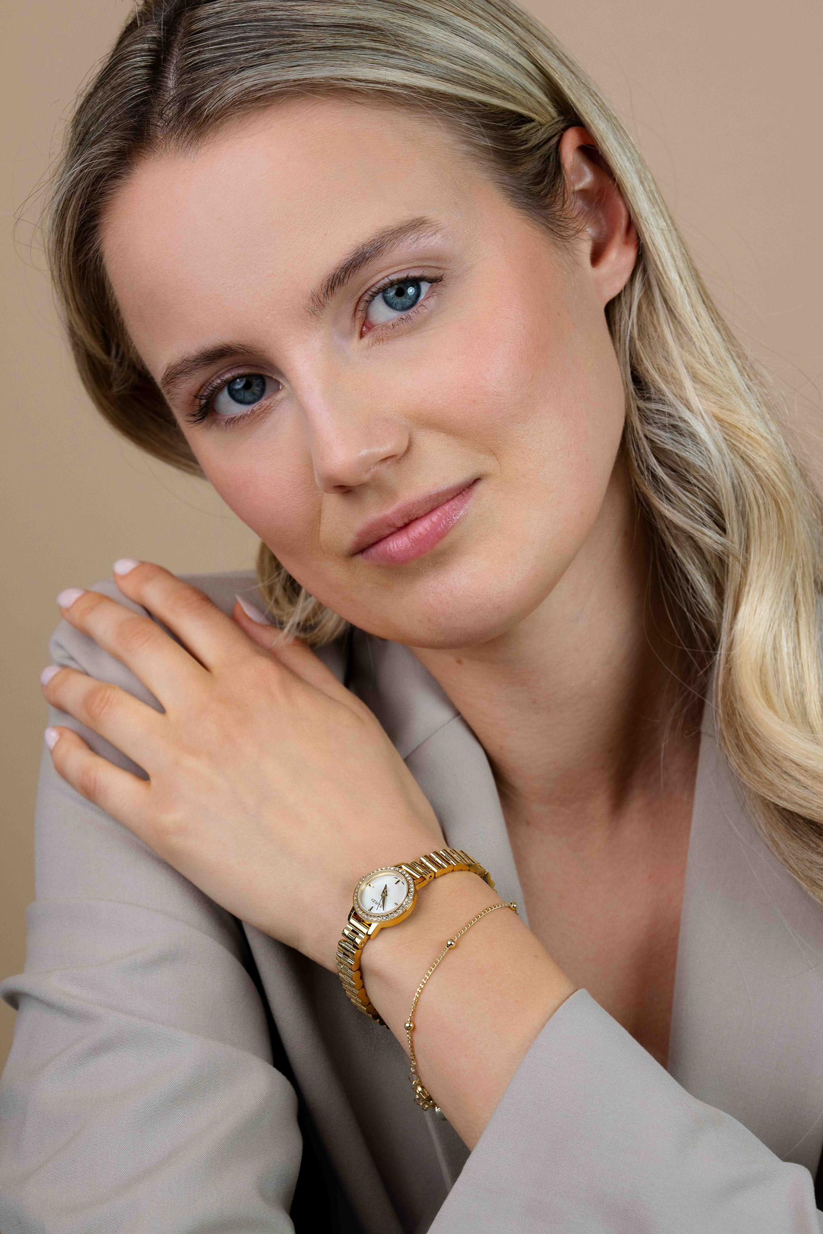 ZINZI Etoile horloge 20mm parelmoer wijzerplaat goudkleurige stalen kast rondom bezet met witte zirkonia's en goudkleurige schakelband ZIW3234
