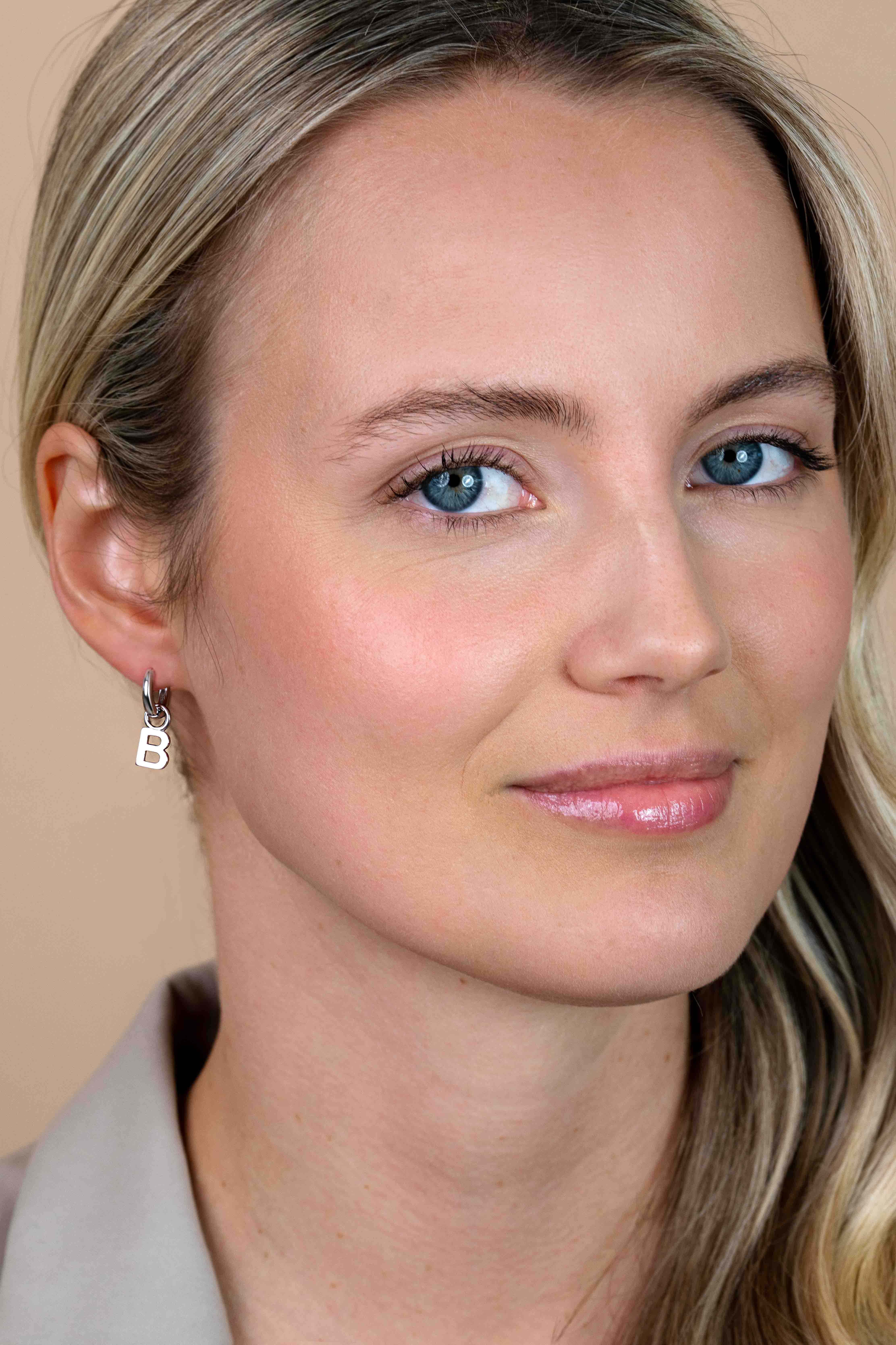 ZINZI zilveren letter oorbedel B per stuk geprijsd ZICH2144B. (zonder oorringen).