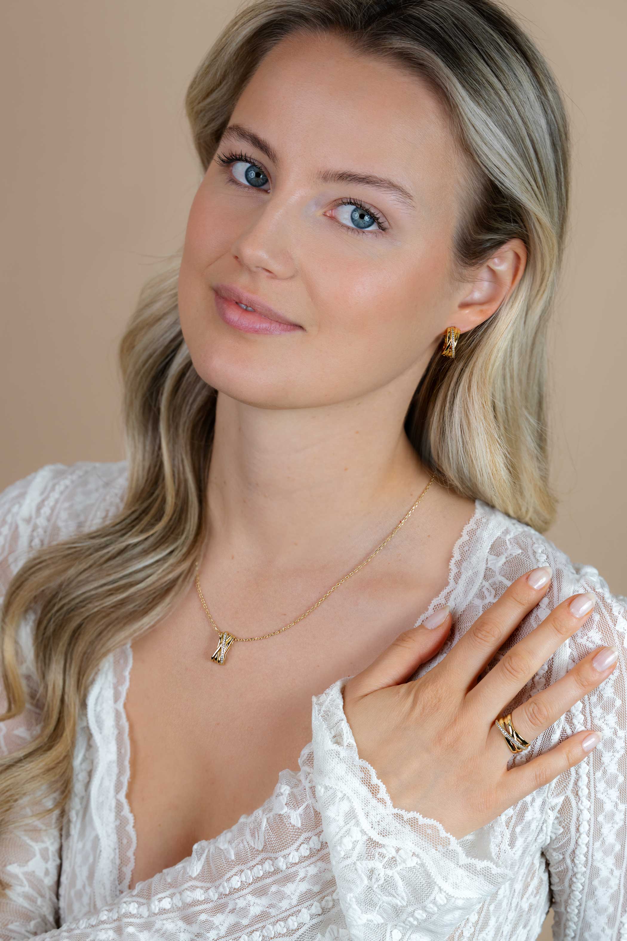 ZINZI gold plated zilveren brede cross-over ring glad wit ZIR1790Y