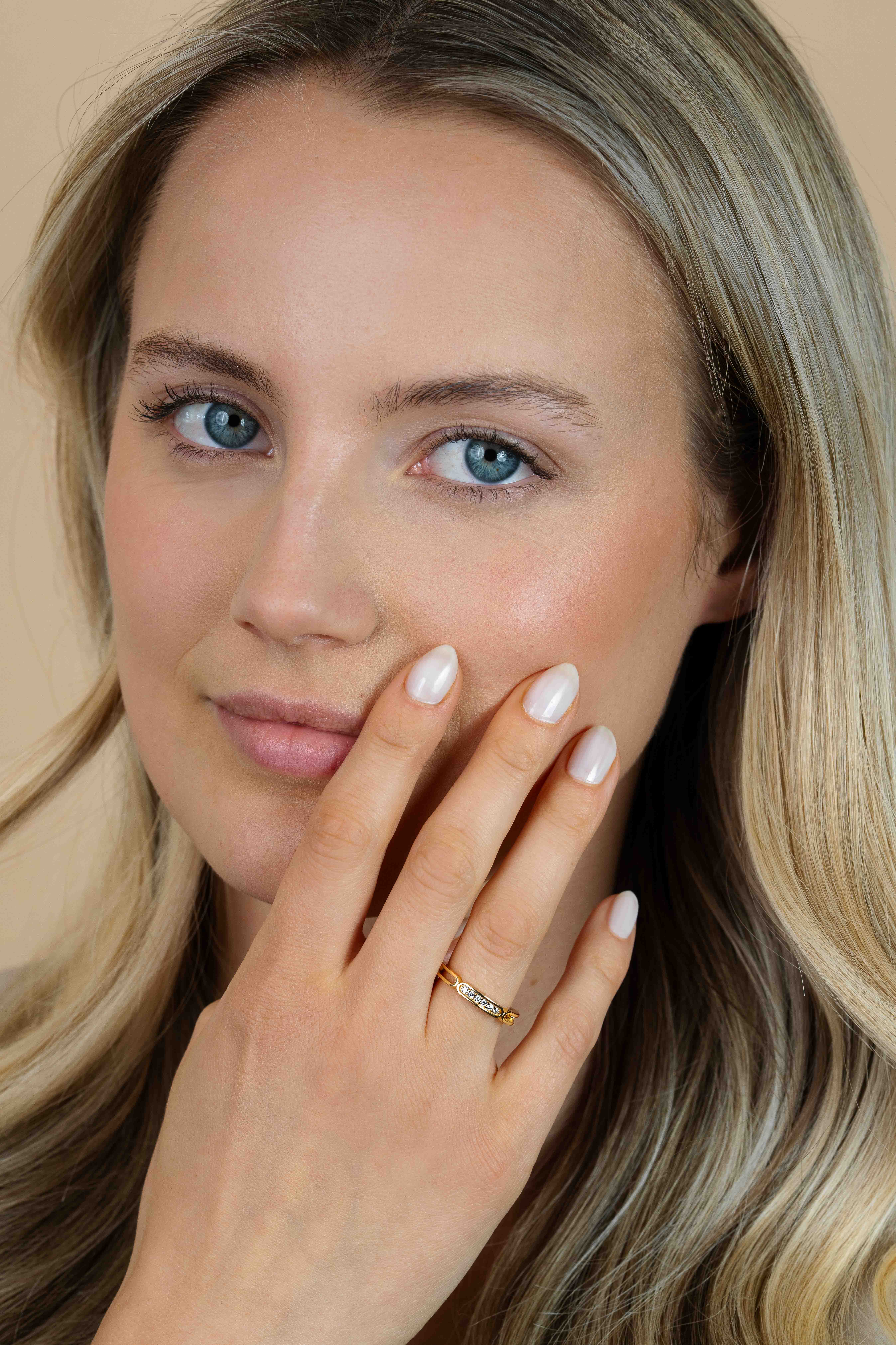 ZINZI gold plated zilveren aanschuifring 3mm breed met trendy ovale vormen wit ZIR2270Y