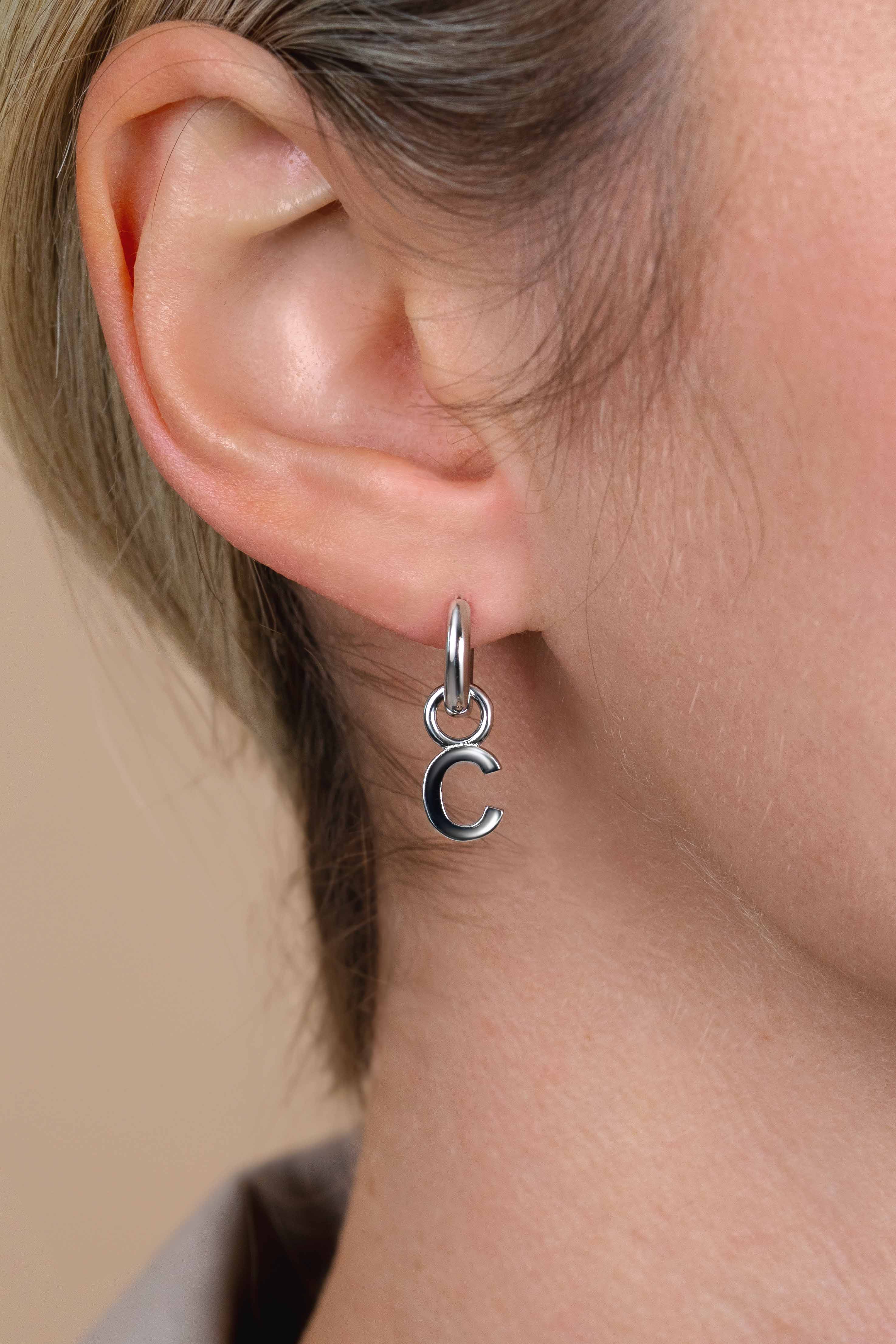 ZINZI zilveren letter oorbedel C per stuk geprijsd ZICH2144C. (zonder oorringen).