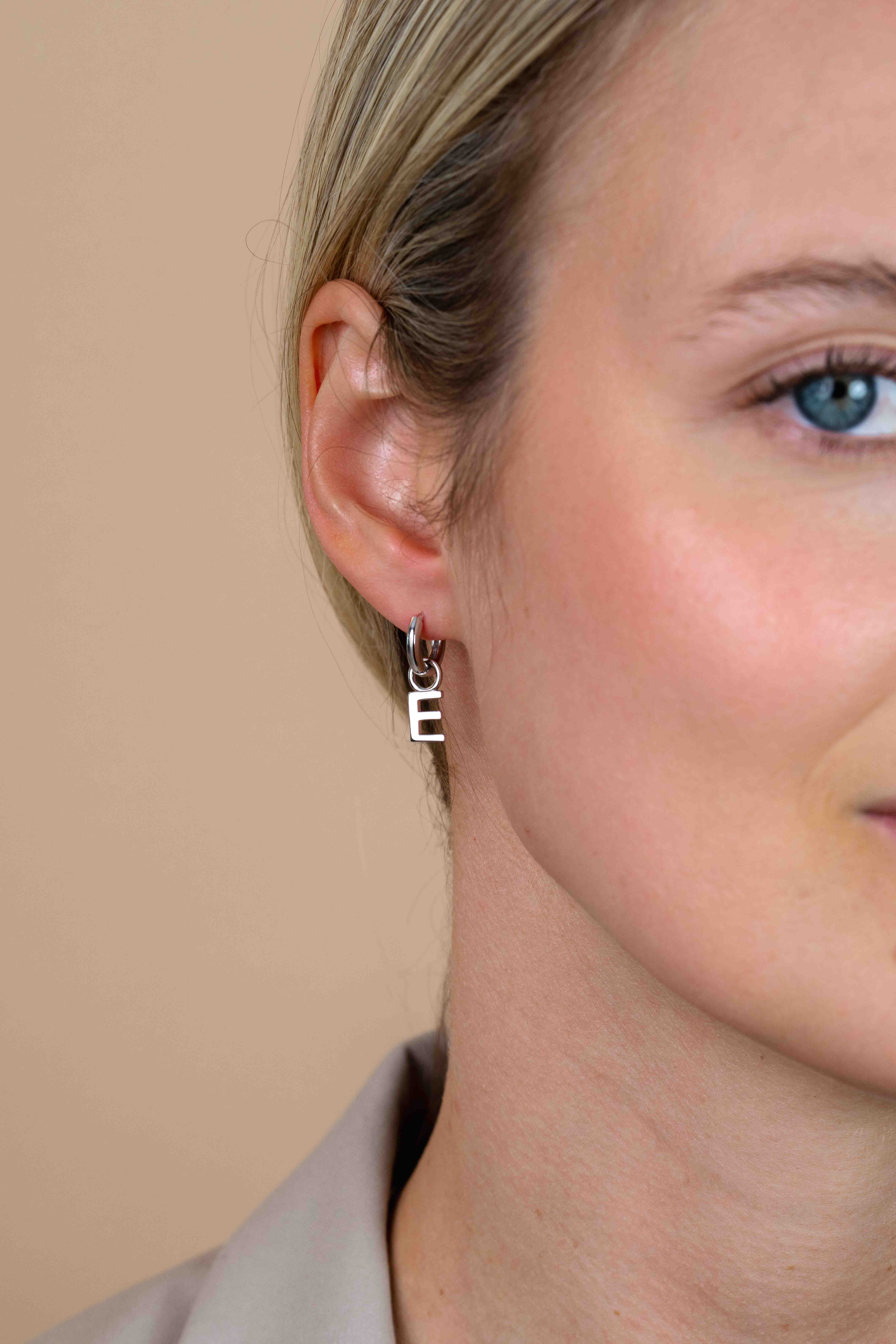 ZINZI zilveren letter oorbedel E per stuk geprijsd ZICH2144E. (zonder oorringen).