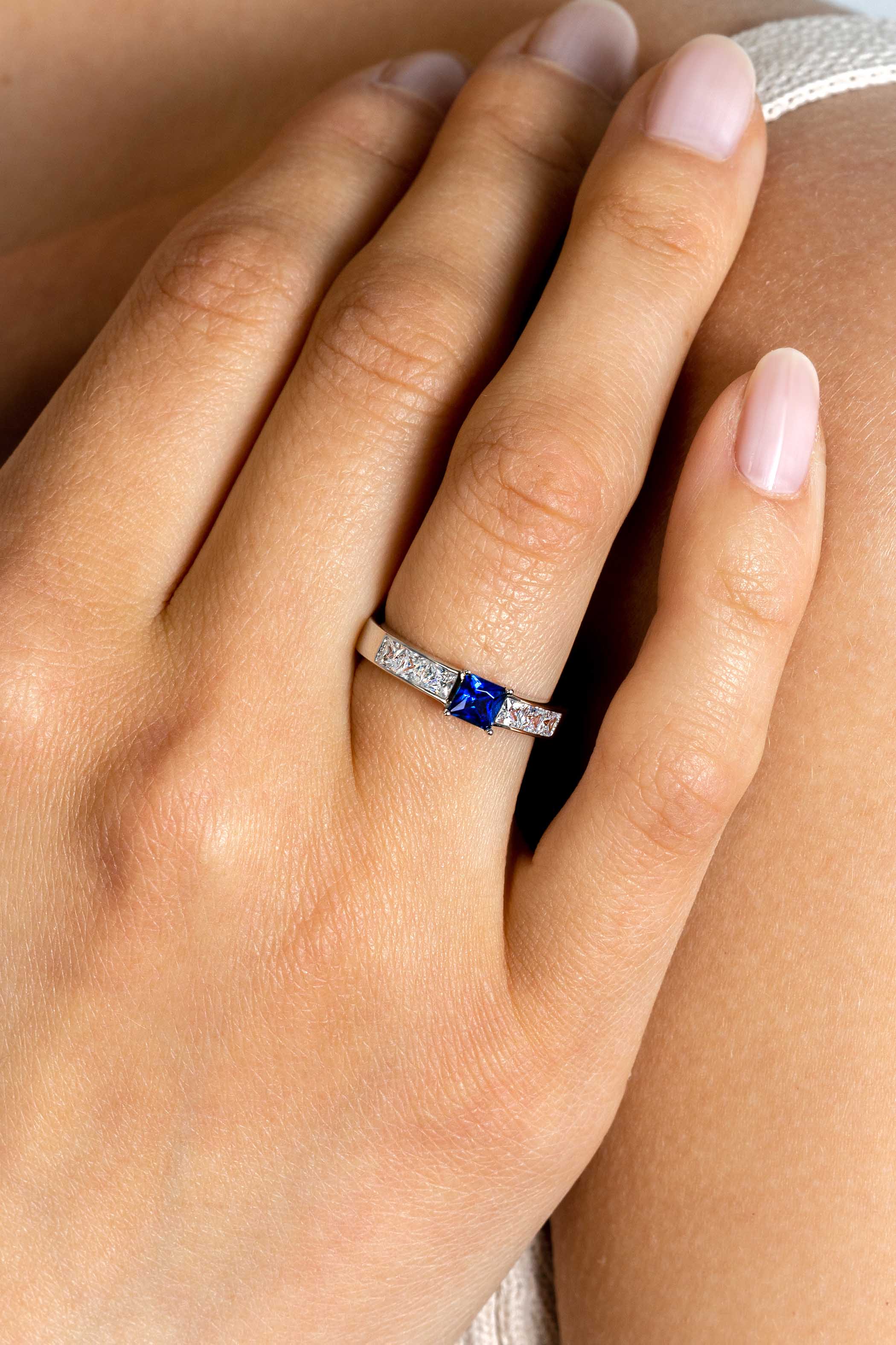 ZINZI zilveren ring vierkant saffierblauw en witte zirconia's ZIR2453