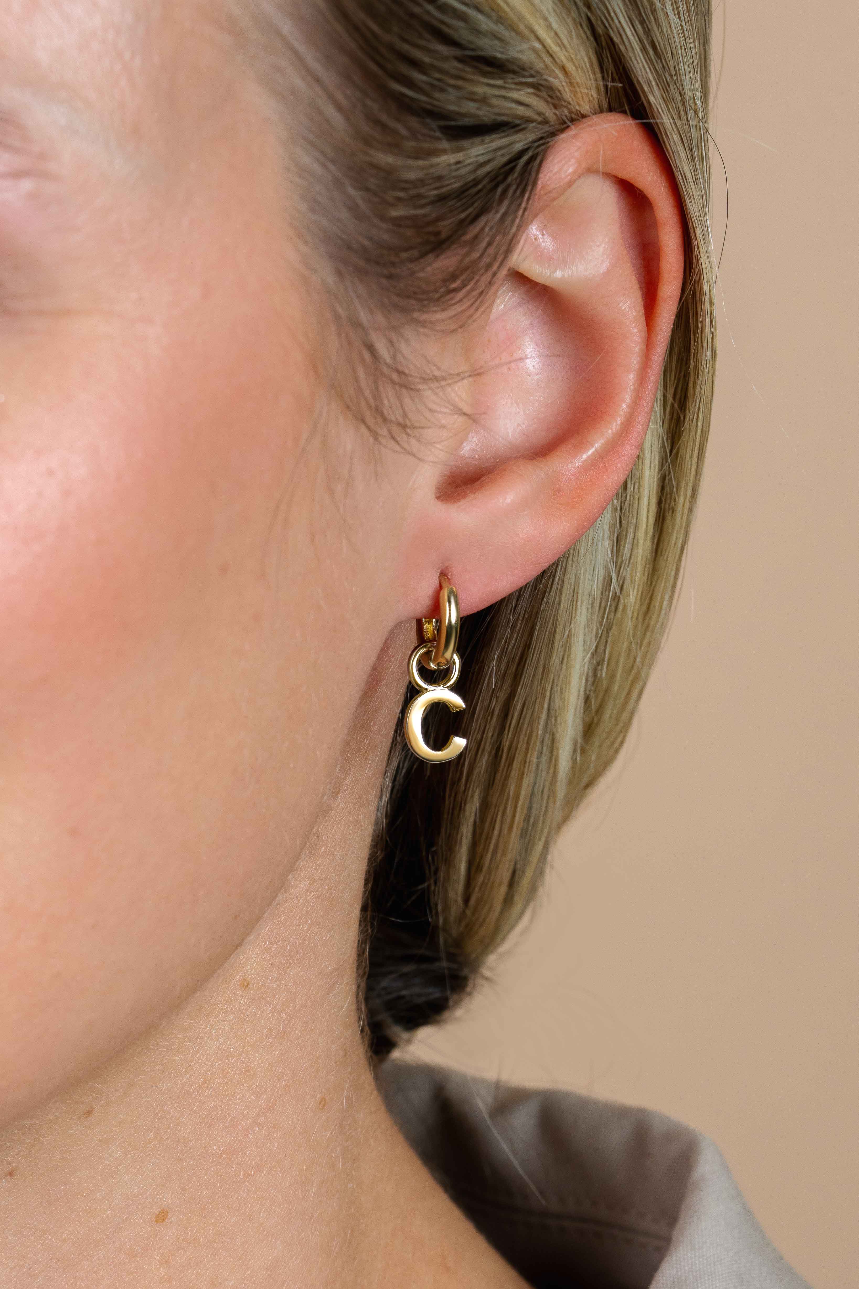 ZINZI zilveren geelvergulde letter oorbedel C per stuk geprijsd ZICH2145C. (zonder oorringen).