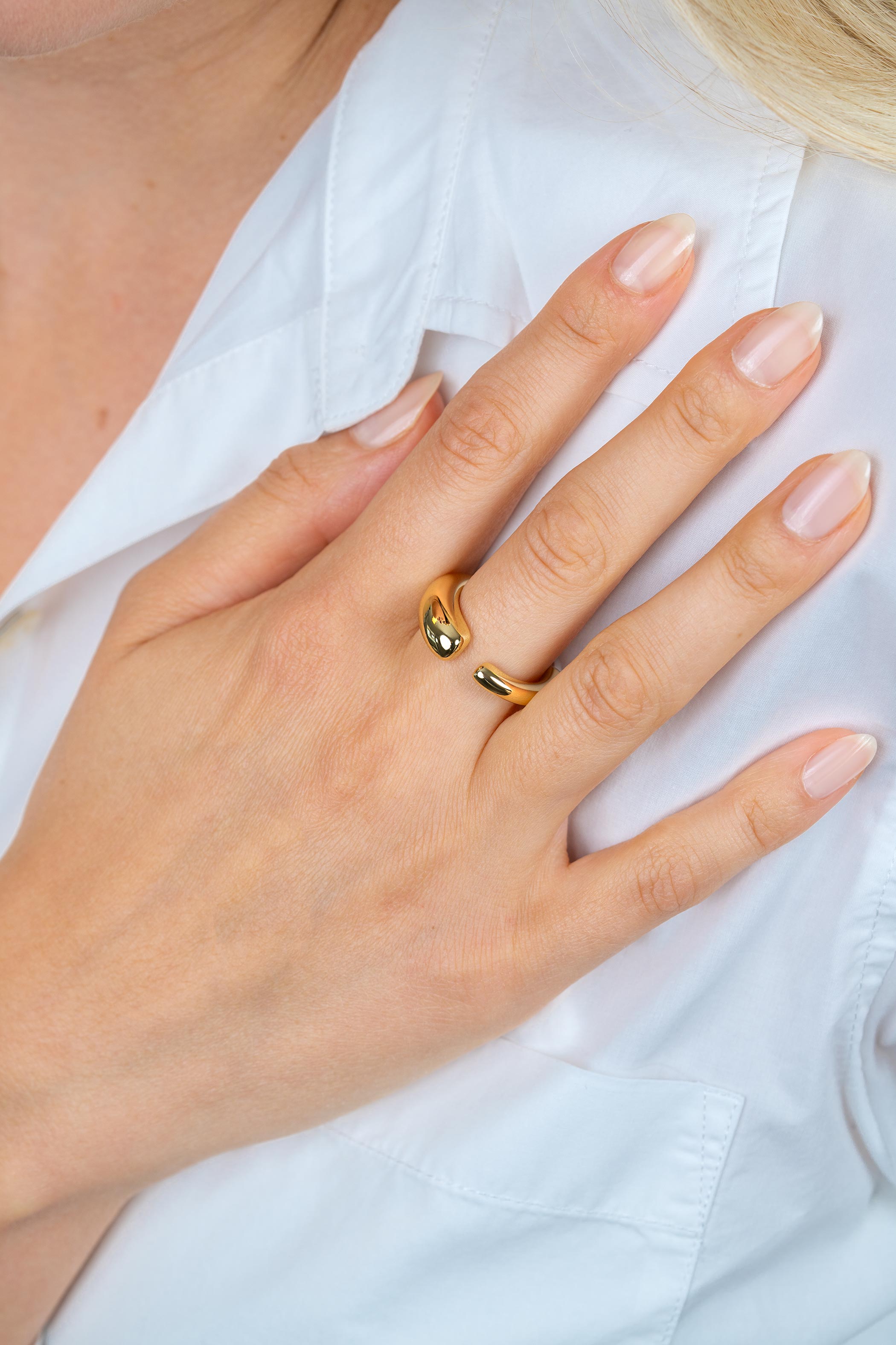 ZINZI goldplated zilveren statementring met een bolle aflopende vorm ZIR2788G