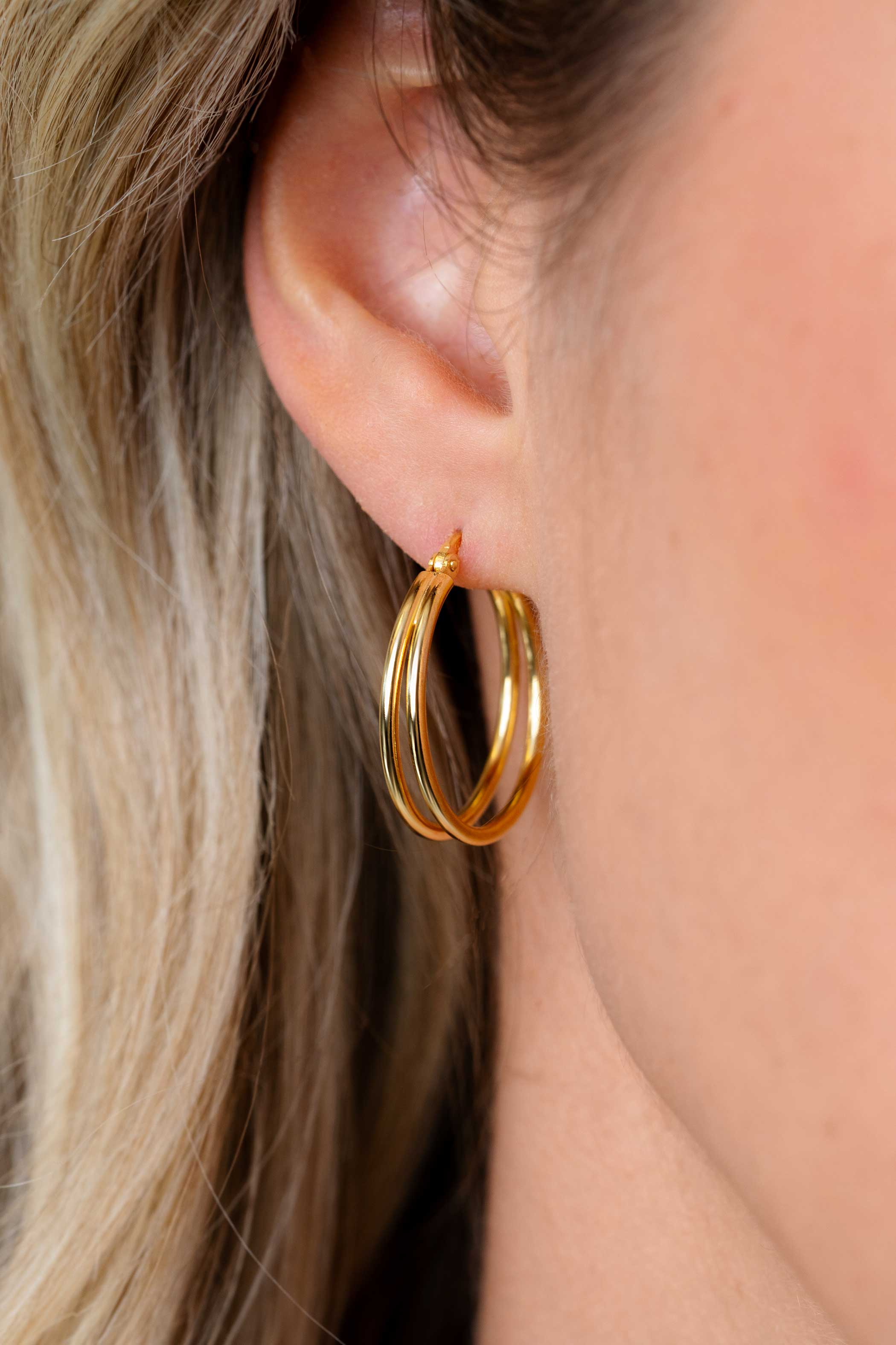 24mm ZINZI gold plated zilveren multi-look oorringen met dubbele buis. Met gemakkelijke bovensluiting ZIO2858G