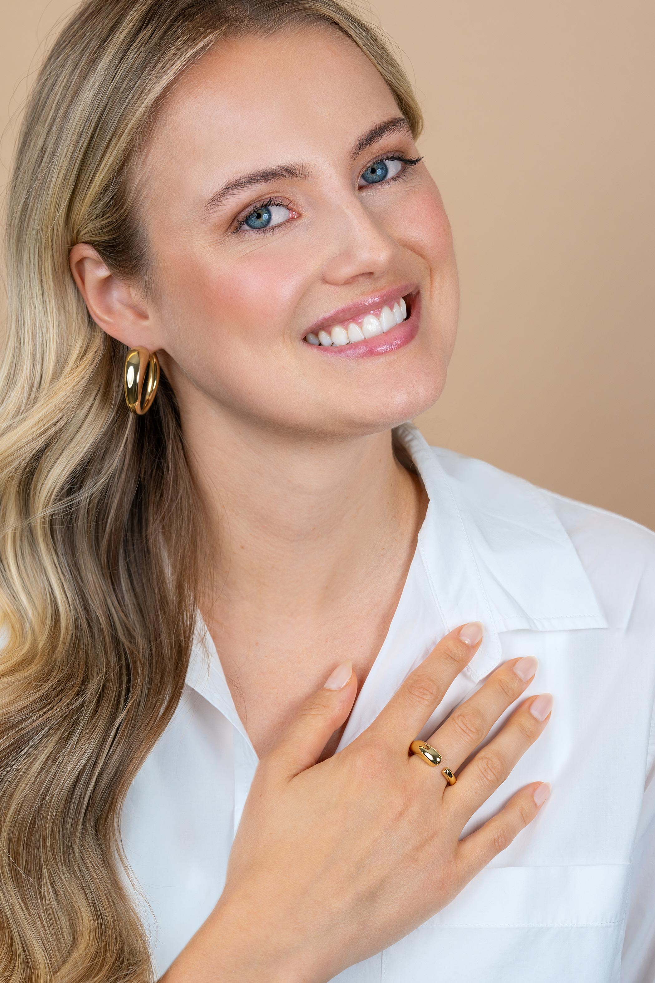 ZINZI goldplated zilveren statementring met een bolle aflopende vorm ZIR2788G