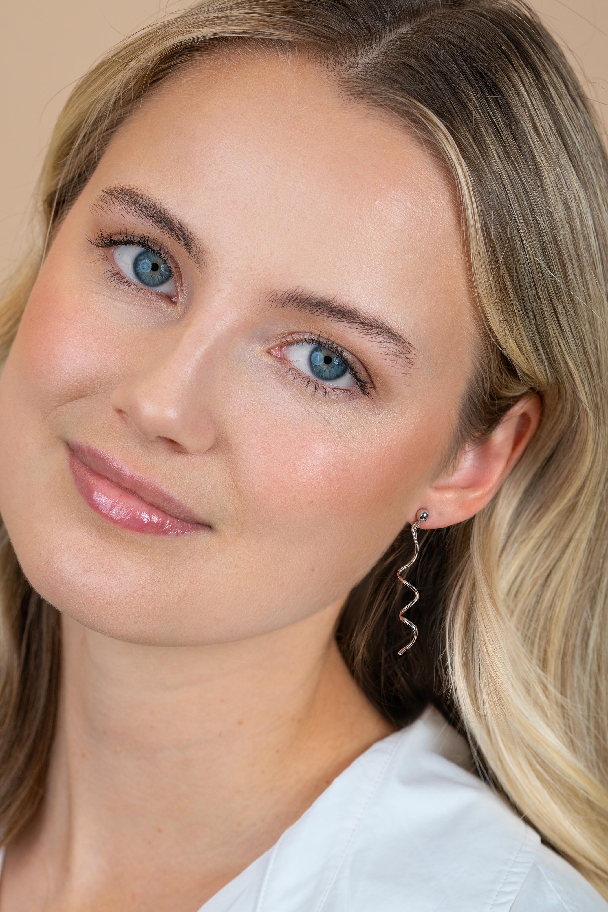 47mm ZINZI zilveren oorstekers met een speels golvend design ZIO2776