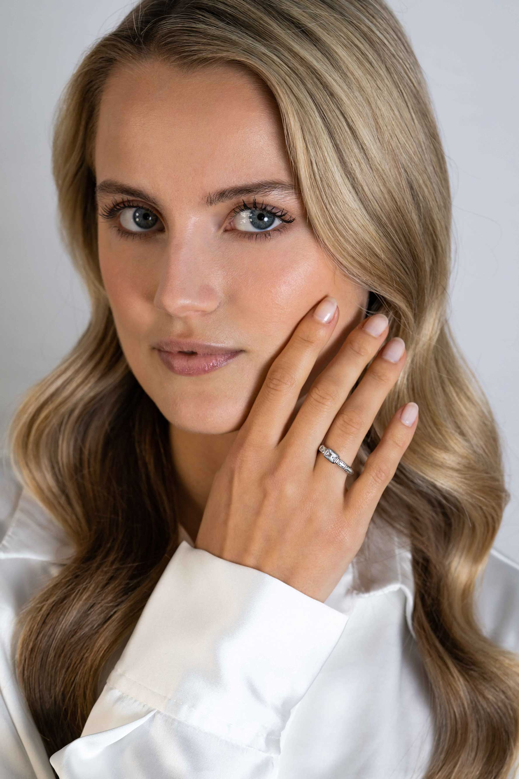 ZINZI zilveren elegante ring, met drie rechthoekige zirconia's en een scheen met gedraaide bewerking ZIR2396