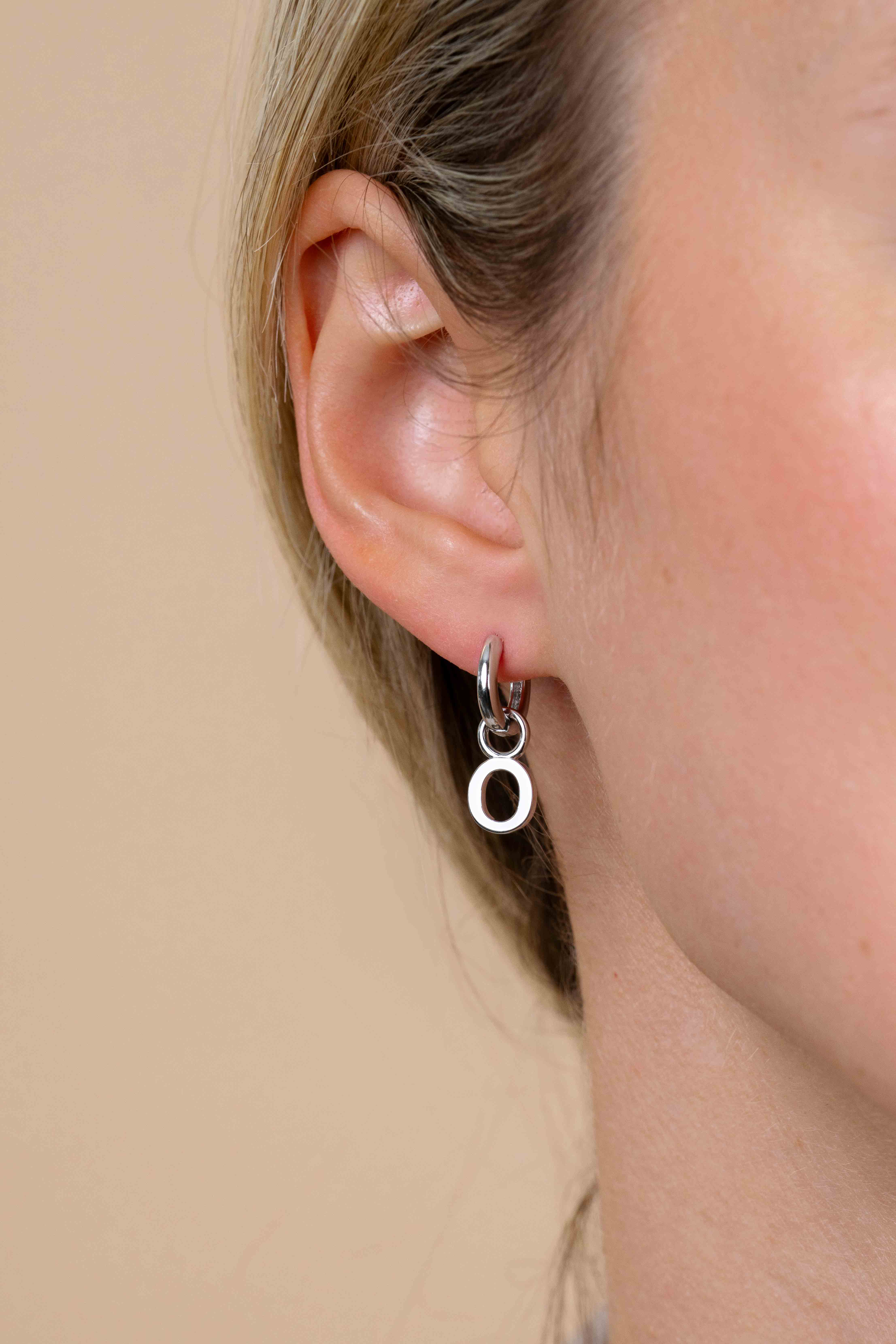 ZINZI zilveren letter oorbedel O per stuk geprijsd ZICH2144O. (zonder oorringen).