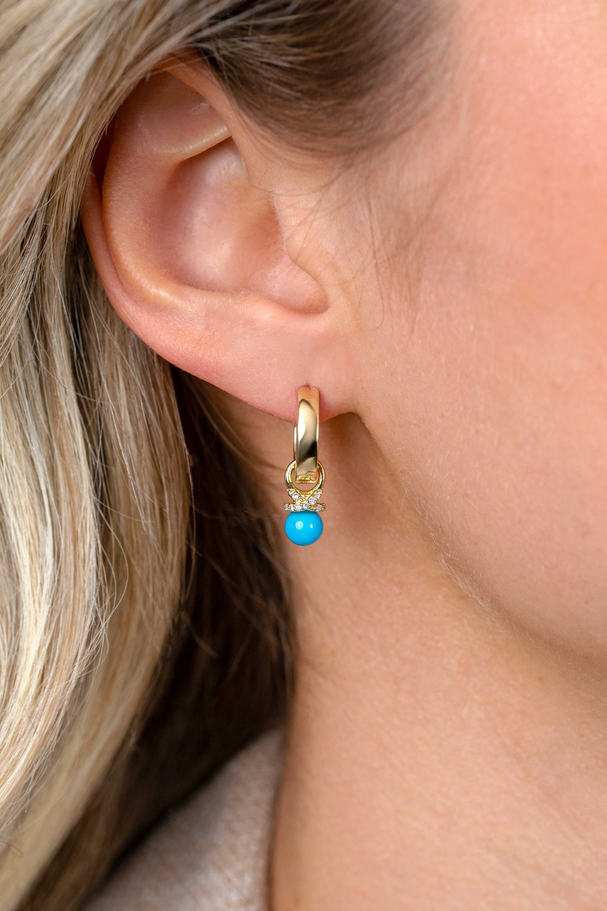 8mm ZINZI gold plated zilveren oorbedels met een turquoise parel en een strikvormige zetting bezet met witte zirkonia’s ZICH2863T (zonder oorringen)