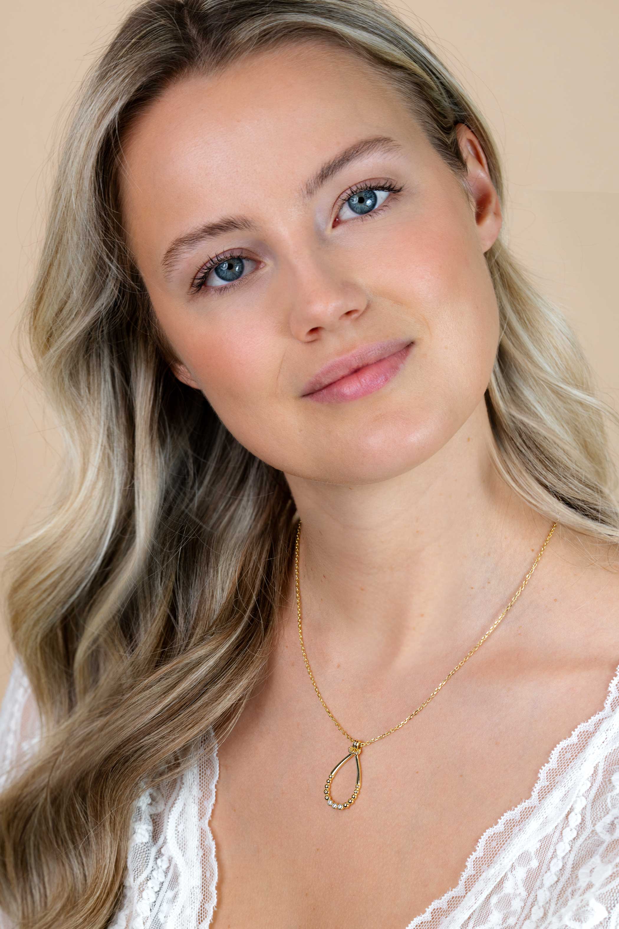 ZINZI goldplated zilveren ketting 45cm met open druppelvormige hanger, met bolletjes en drie witte zirkonia’s ZIC2839Y