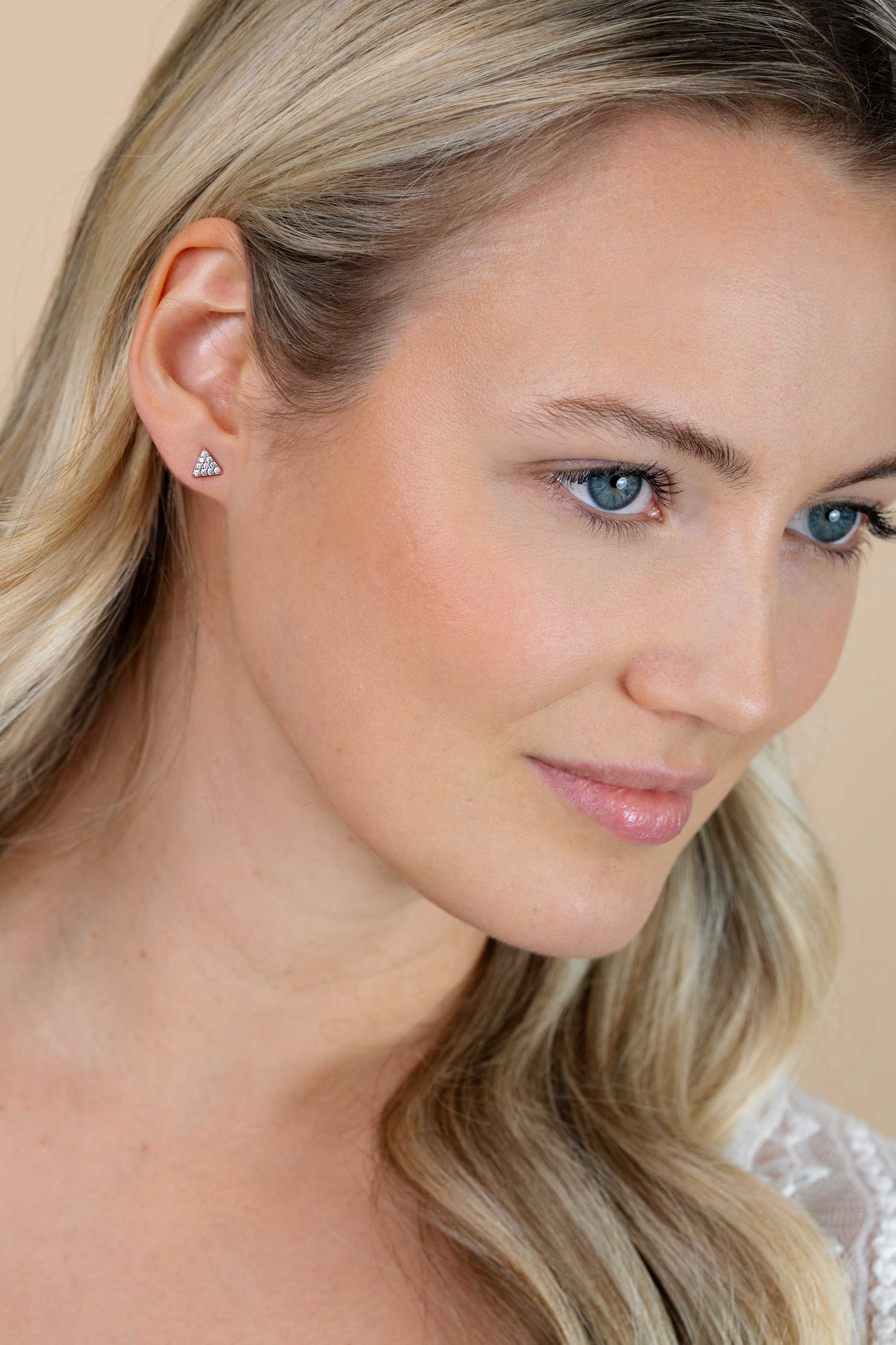 ZINZI zilveren oorknoppen driehoek wit 6mm ZIO1375Z