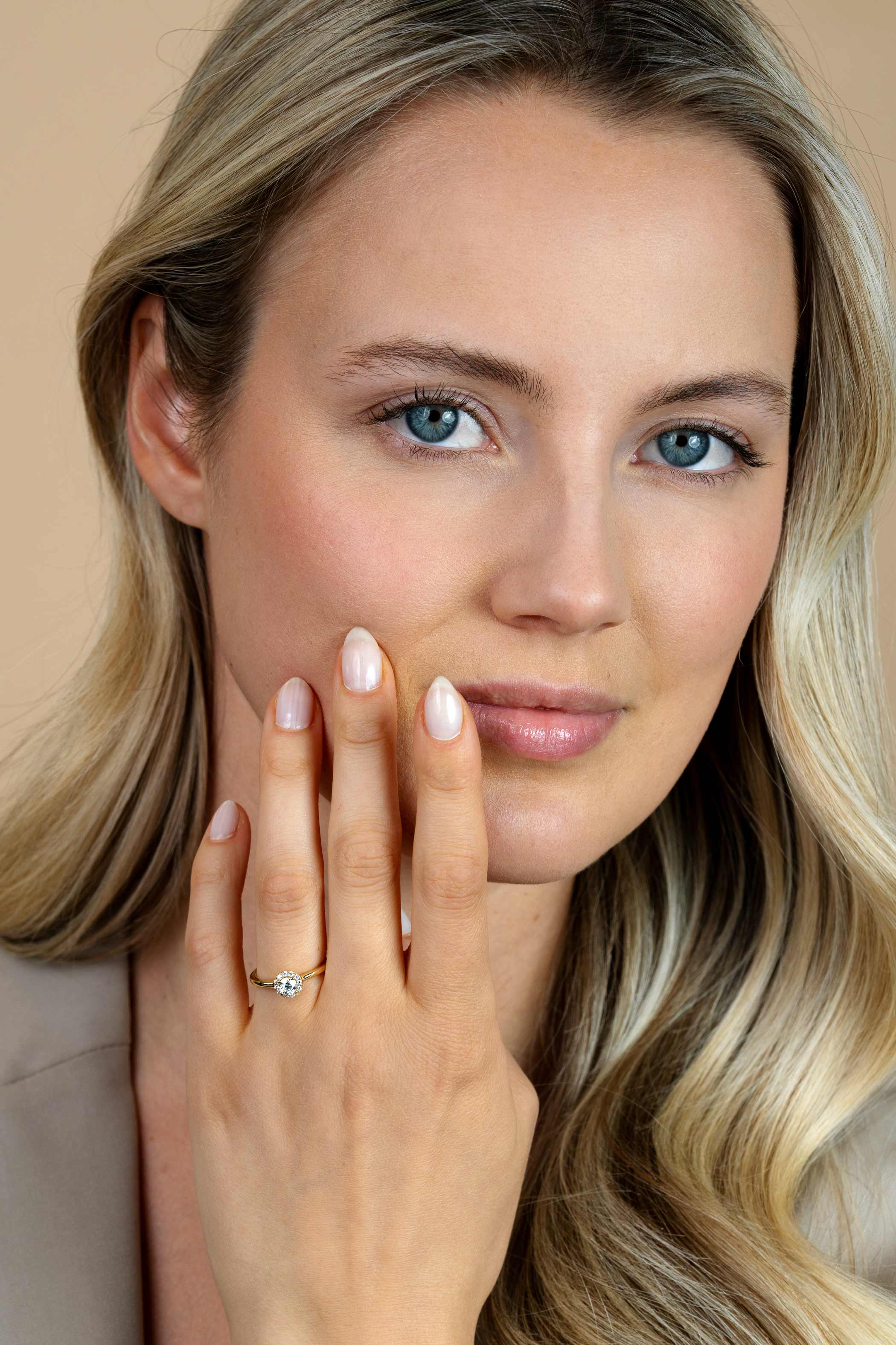 ZINZI gold plated zilveren entourage verlovingsring bezet met witte zirkonia's en klein hartje aan de zijkant ZIR2697Y