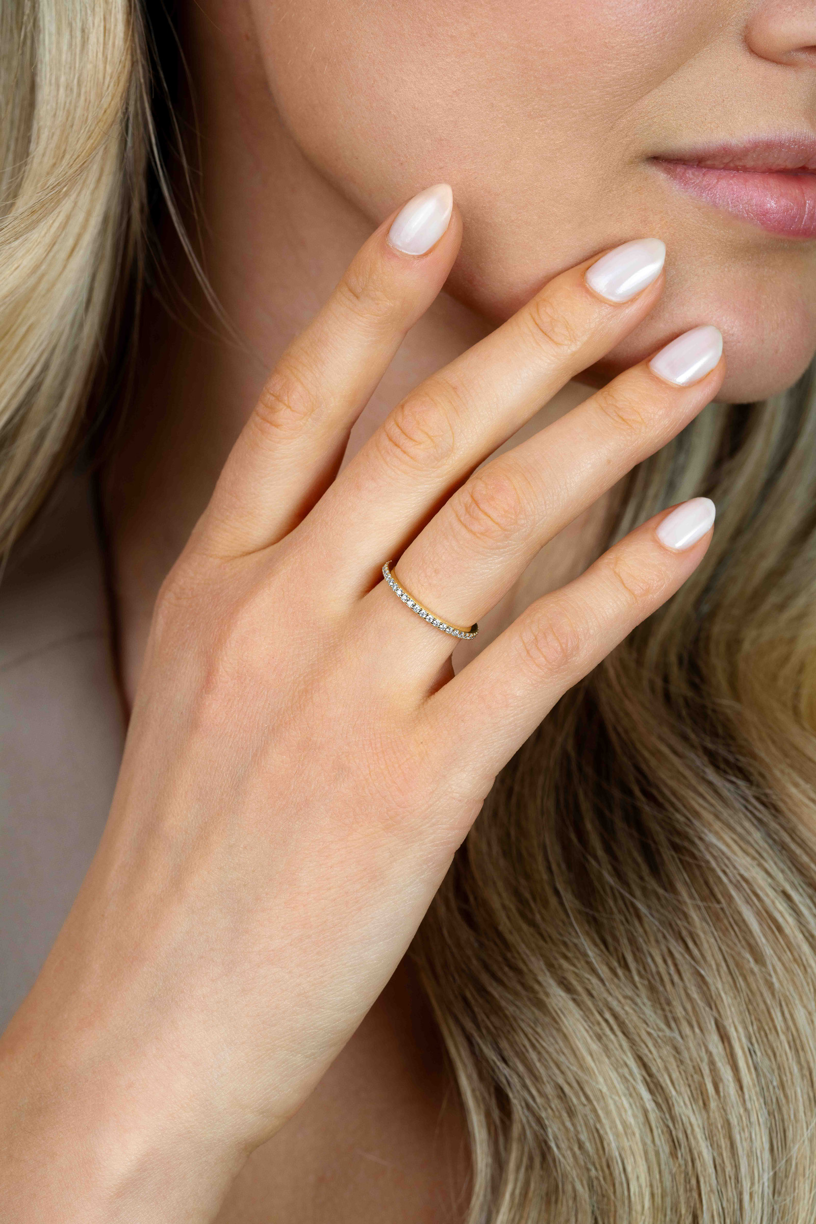 ZINZI goldplated zilveren aanschuifring (1,7mm breed) met een subtiele rij sprankelende zirkonia's ZIR2794Y