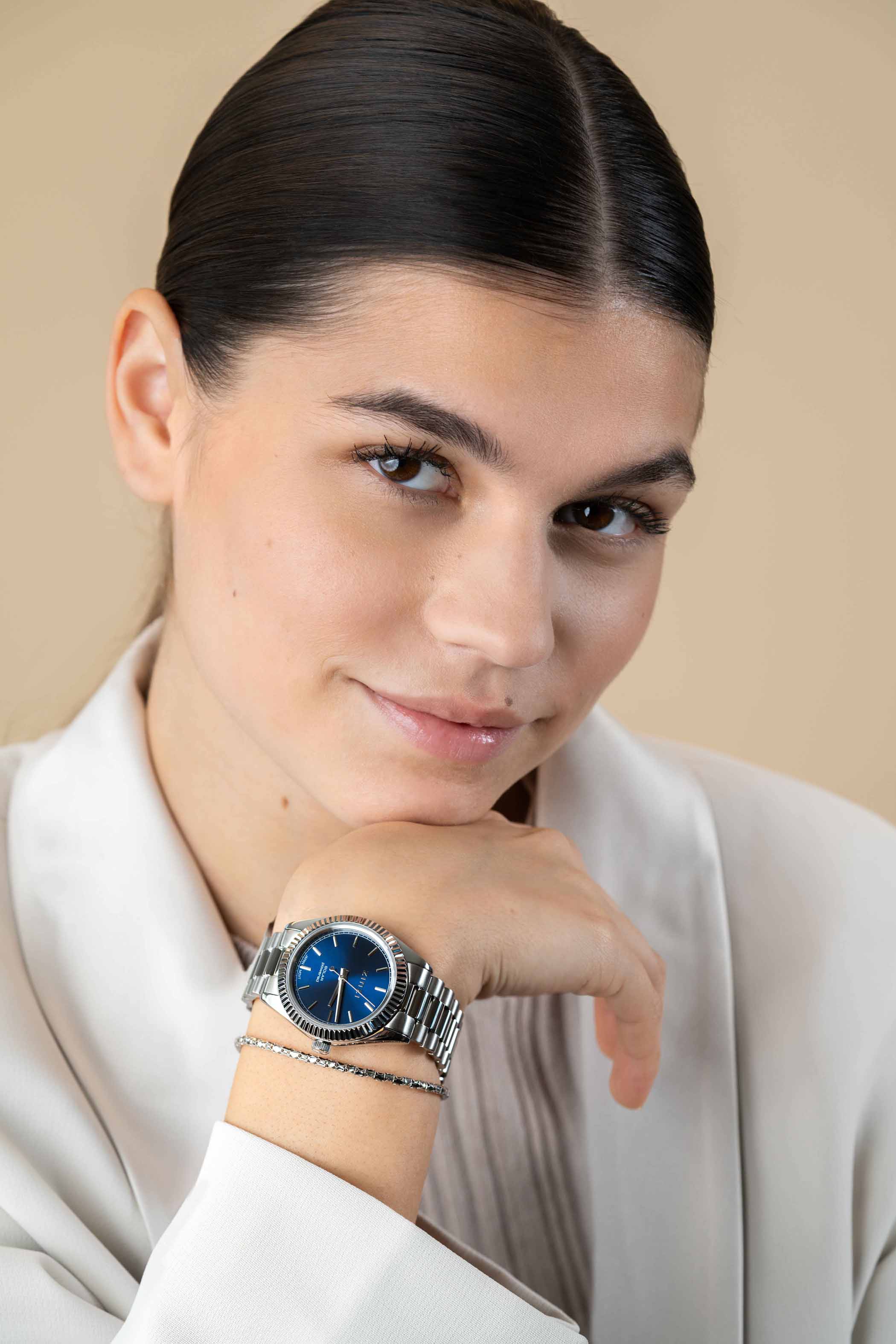 ZINZI Solaris horloge met blauwe wijzerplaat, stalen kast 35mm en stalen band met clip-sluiting. Het Japanse uurwerk loopt op zon- en kunstlicht ZIW2155
