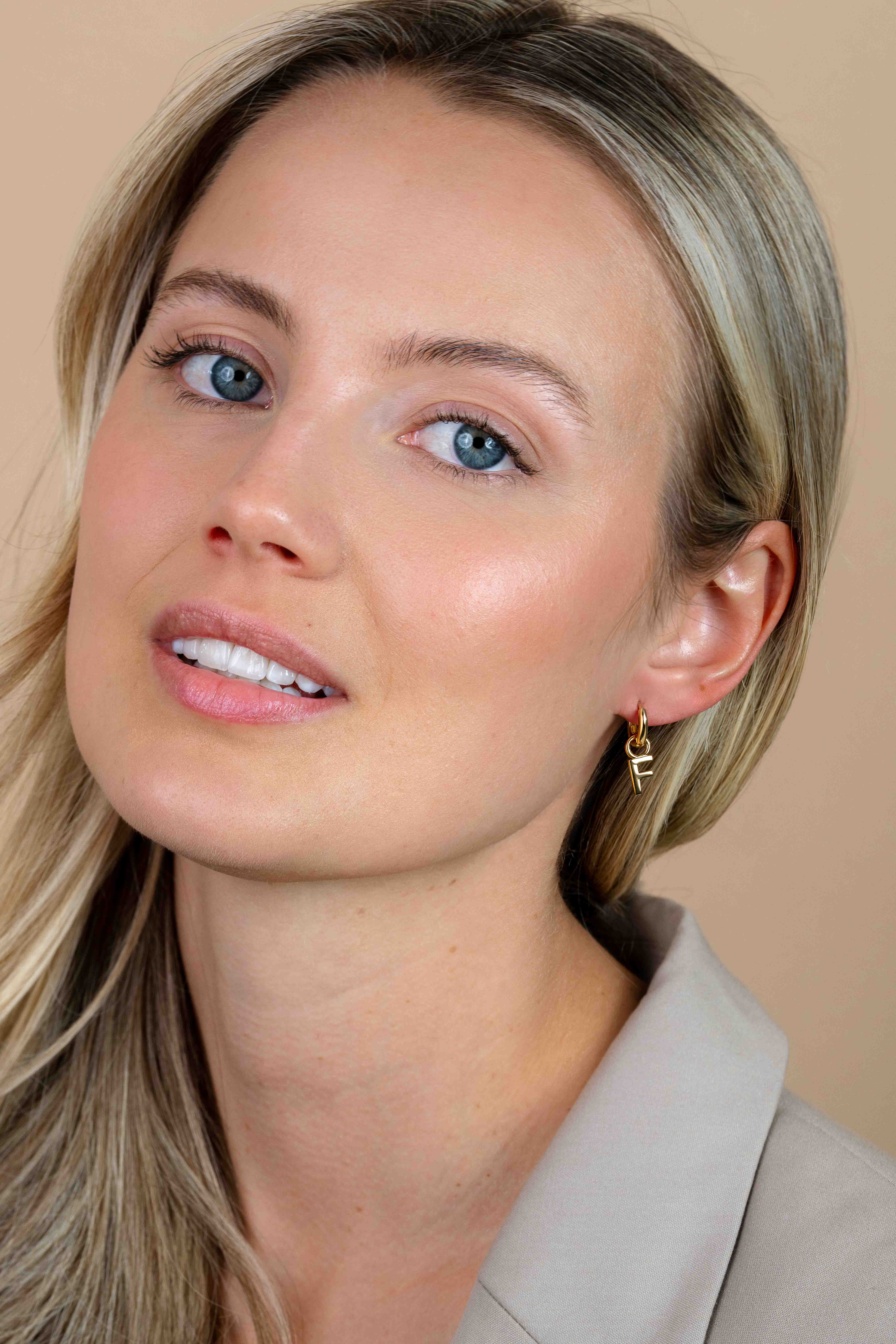 ZINZI zilveren geelvergulde letter oorbedel F per stuk geprijsd ZICH2145F. (zonder oorringen).