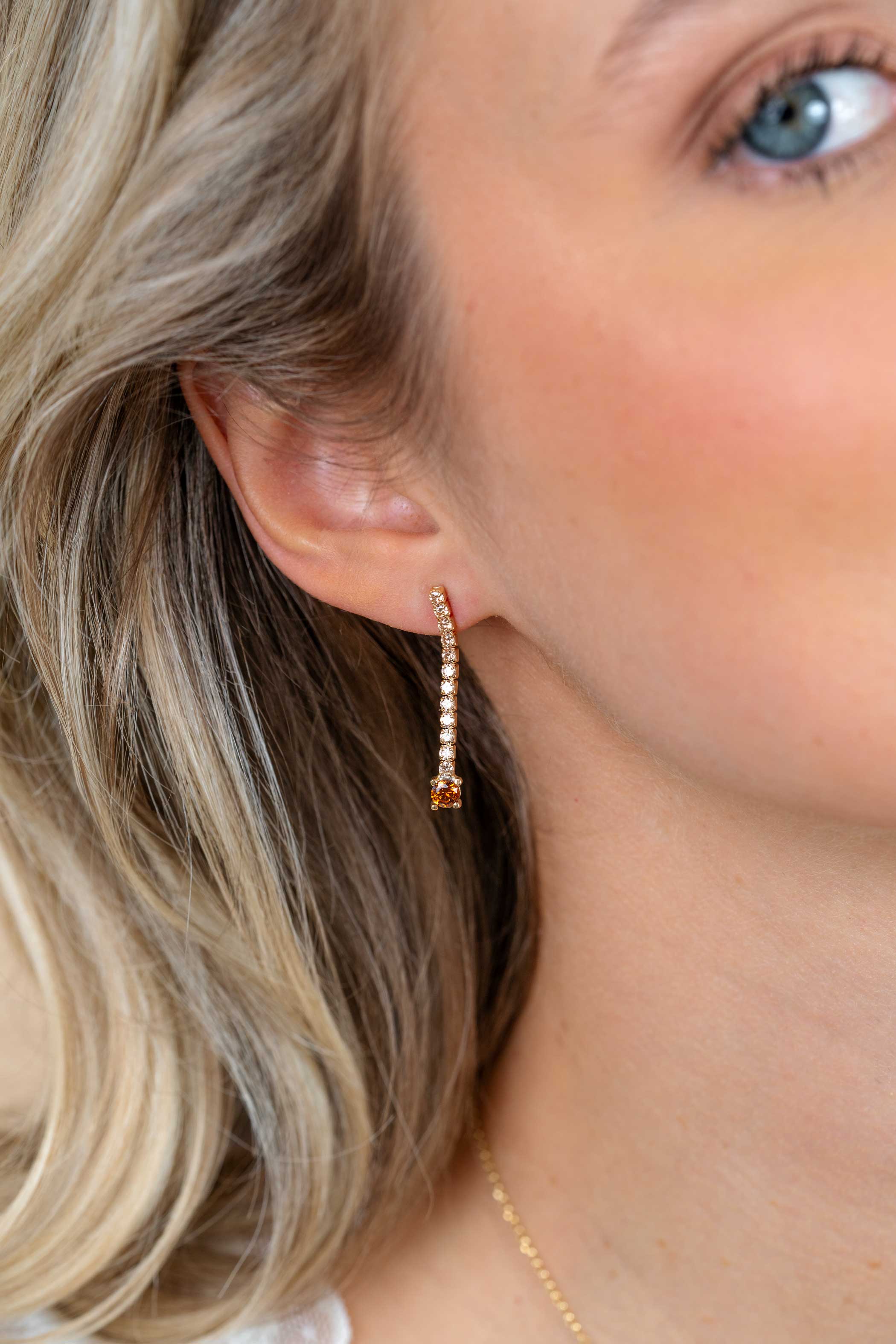 26mm ZINZI gold plated zilveren tennis oorstekers met een rijzetting champagnekleurige zirkonia's en iets grotere donkerbruine zirkonia's ZIO2894C