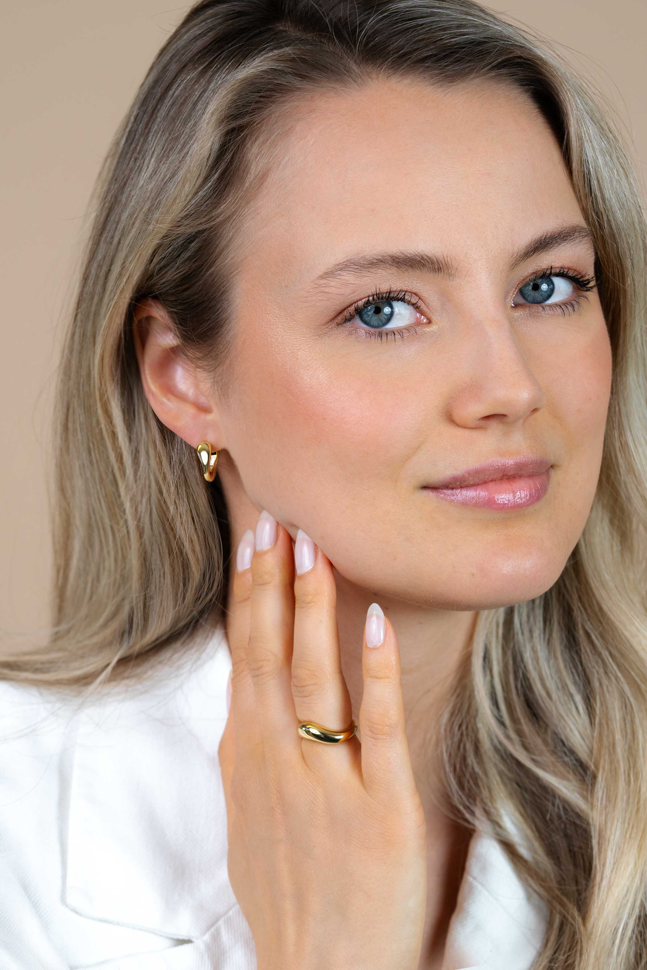 16mm ZINZI gold plated zilveren oorringen met een glad organisch gevormd design, luxe klapsluiting ZIO2840G