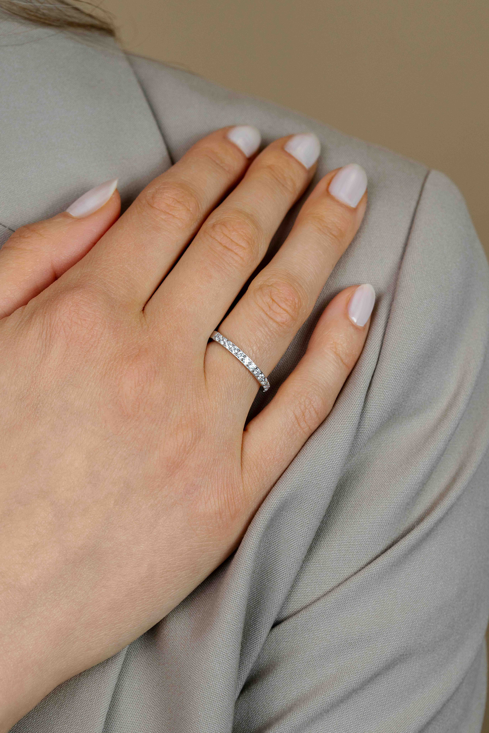 ZINZI zilveren aanschuifring (2,2mm breed) met een subtiele rij sprankelende zirkonia's ZIR2795