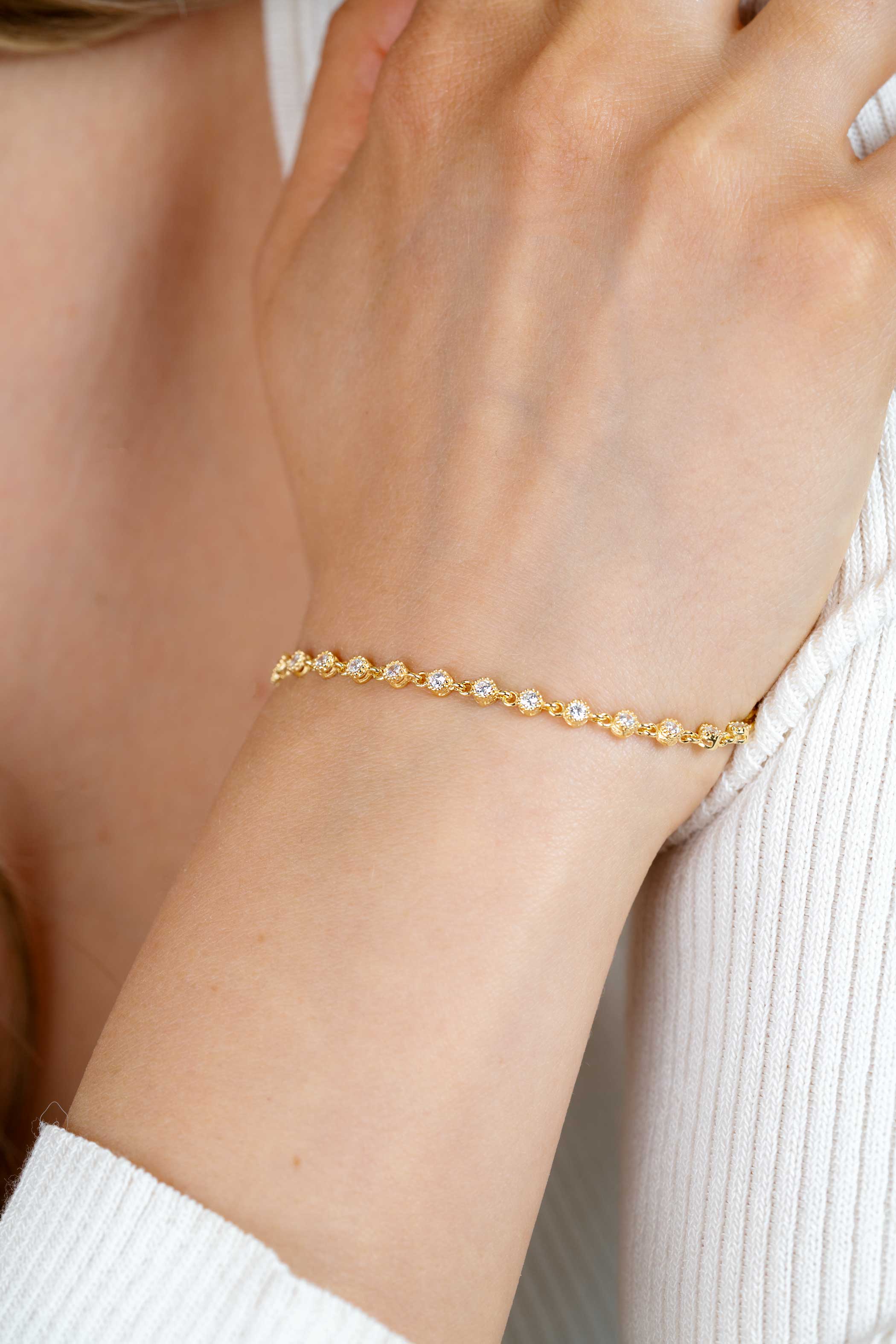 ZINZI gold plated zilveren armband met een speelse rij witte zirkonia’s in ronde zetting 3mm breed ZIA2893Y
