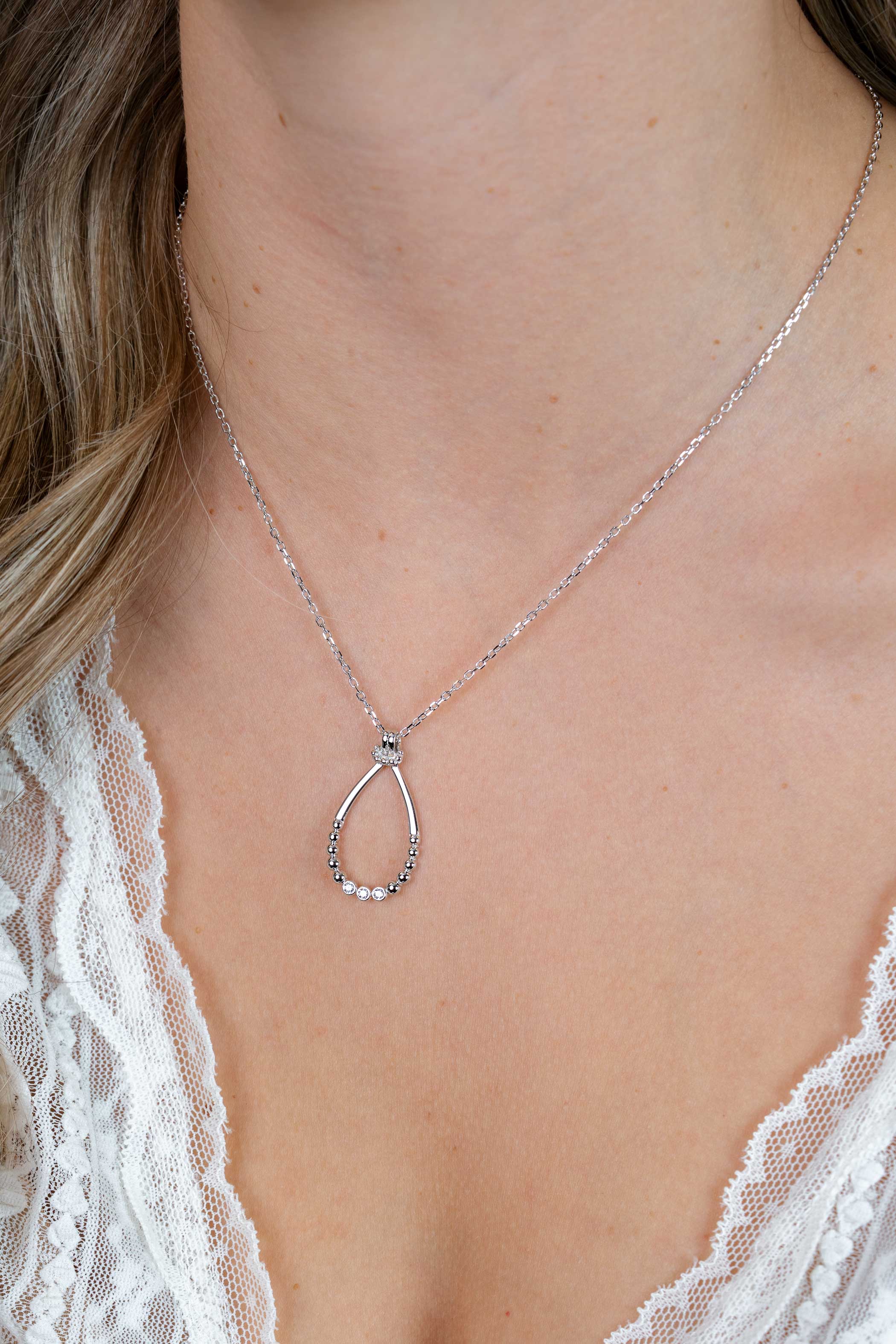 ZINZI zilveren ketting 45cm met open druppelvormige hanger, met bolletjes en drie witte zirkonia’s ZIC2839