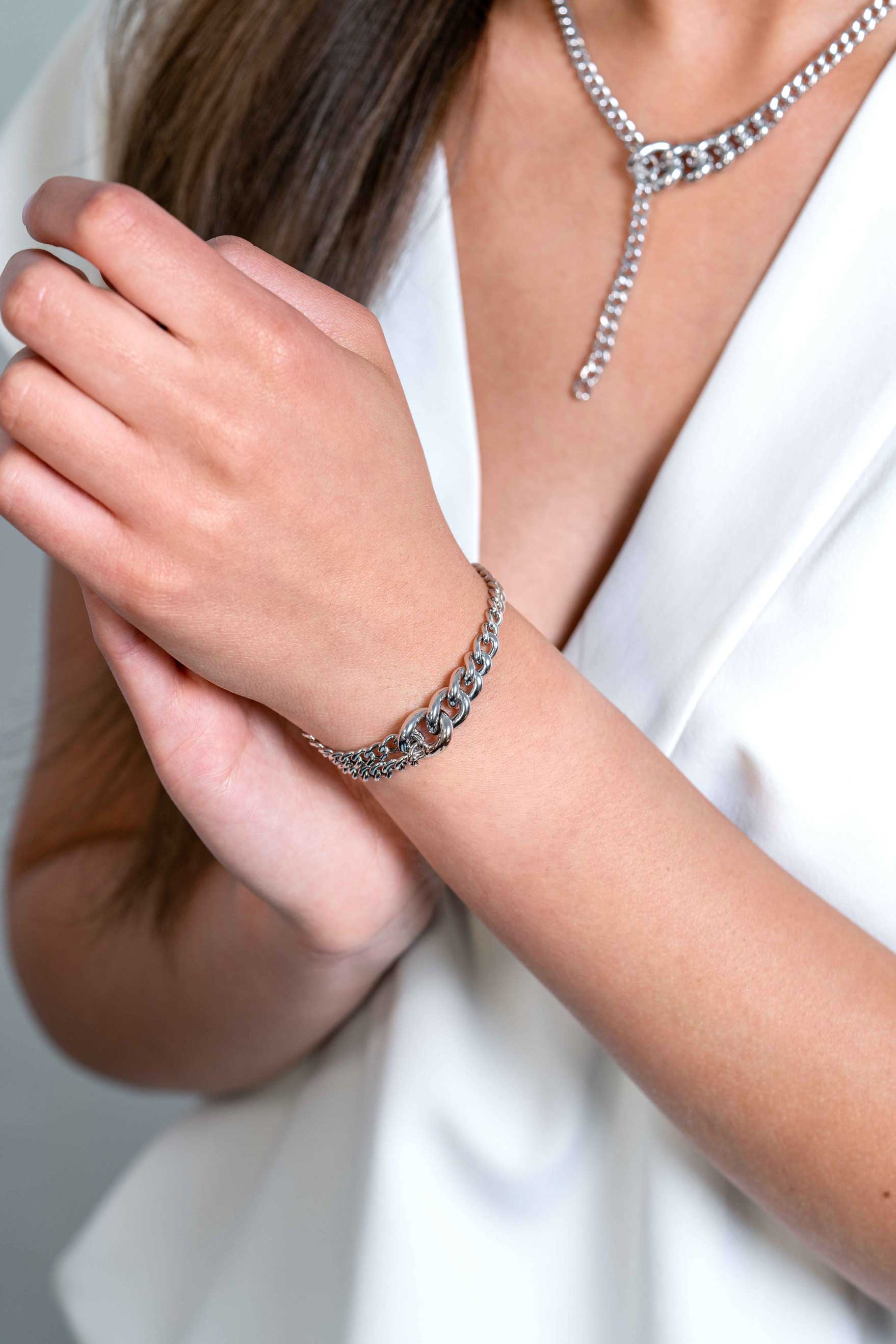 ZINZI zilveren gourmet armband met trendy brede schakels in het midden. Oplopend van 4,5mm naar 11mm breedte. Lengte 17-20cm ZIA2309