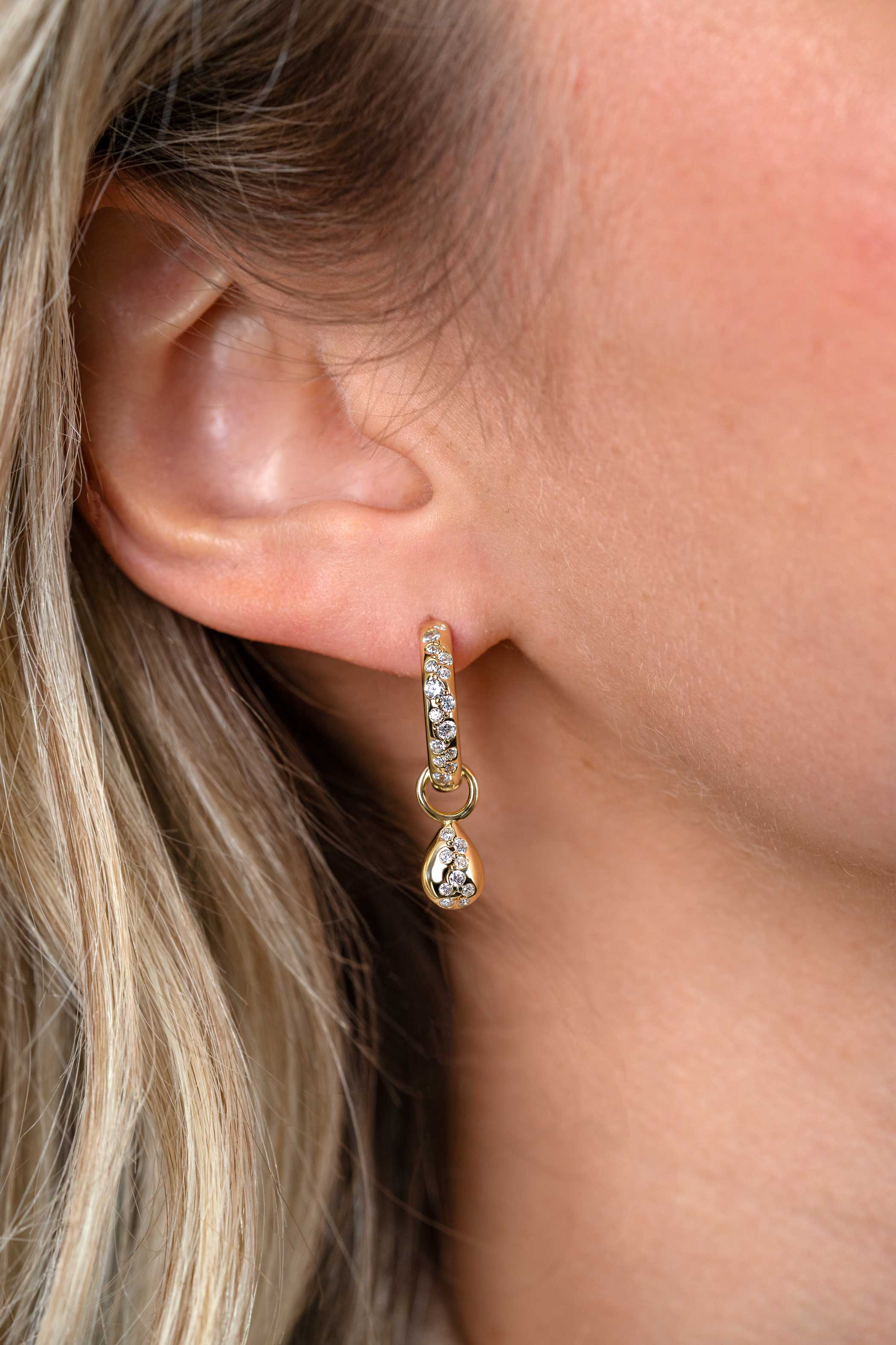 15mm ZINZI goldplated zilveren oorringen met witte zirkonia’s in speelse druppelvorm verwerkt, luxe klapsluiting ZIO2871