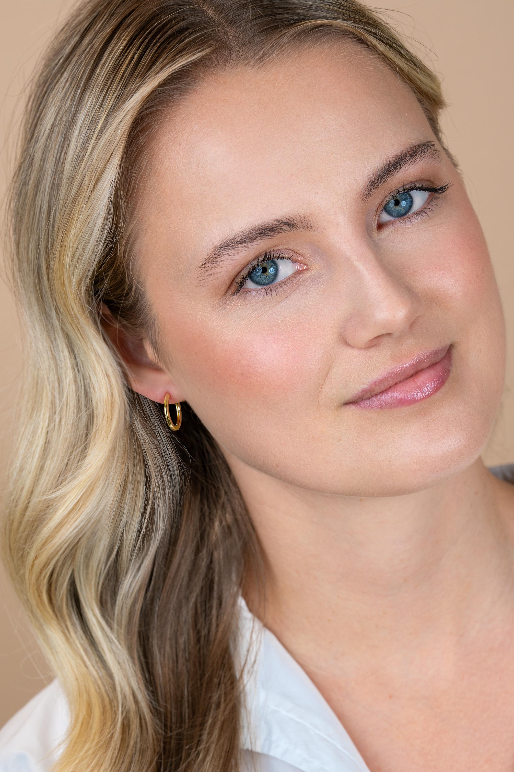 17mm ZINZI goldplated zilveren oorringen glad met 2mm buisdikte en luxe klapsluiting ZIO402G