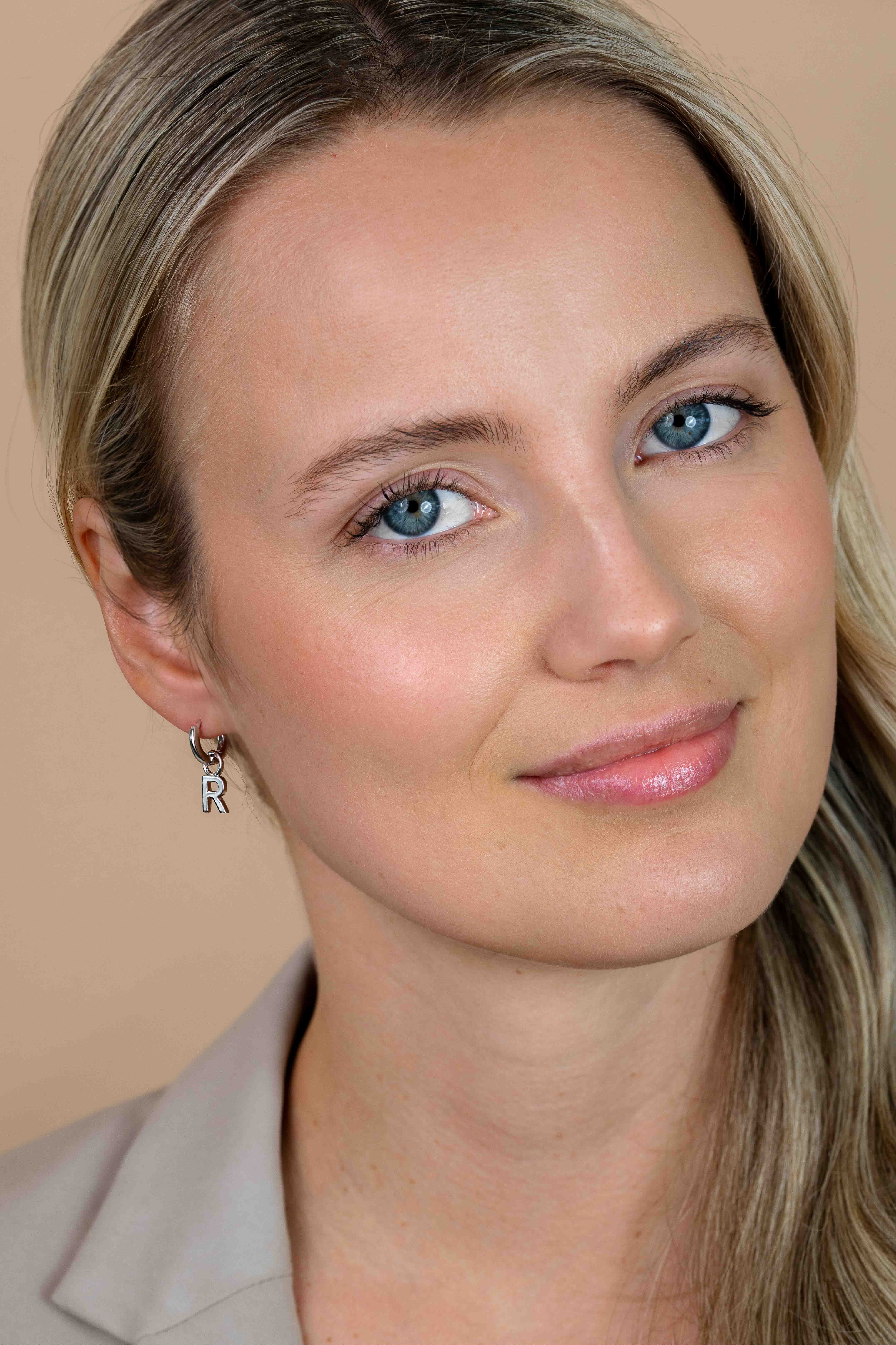 ZINZI zilveren letter oorbedel R per stuk geprijsd ZICH2144R. (zonder oorringen).