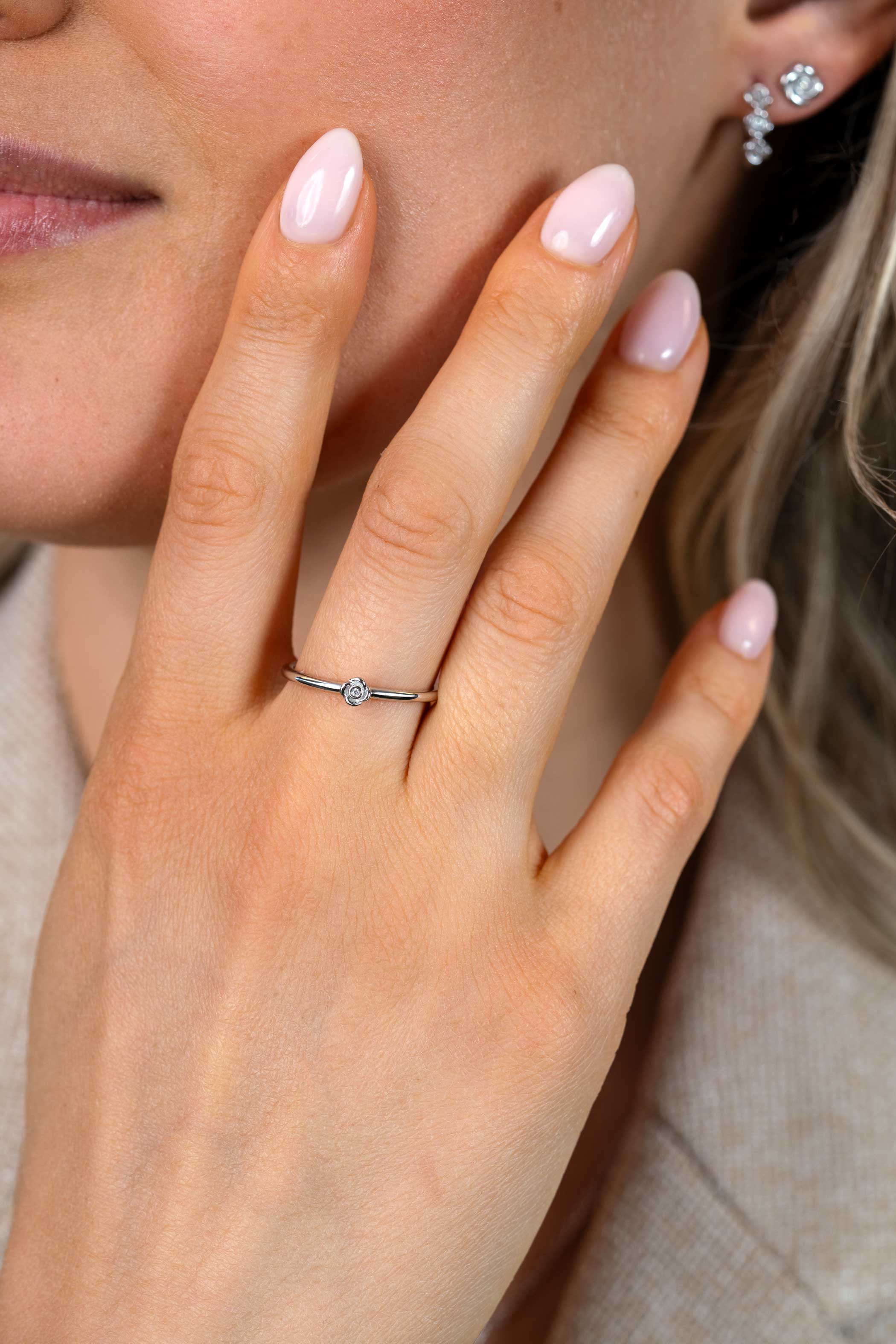 ZINZI zilveren ring met roosvorm (4mm), bezet met een witte zirkonia ZIR2872