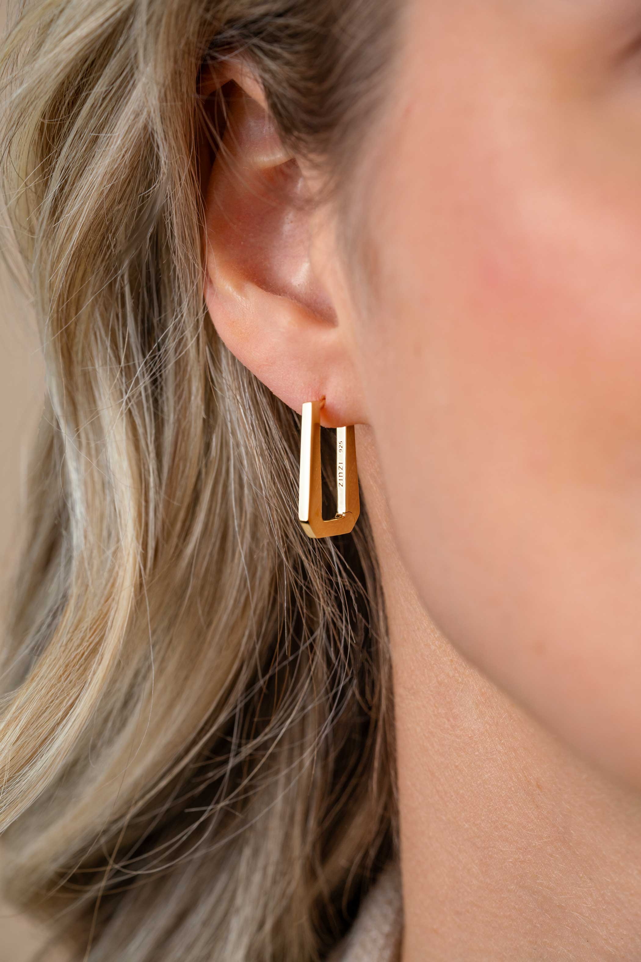 20mm ZINZI gold plated zilveren rechthoekige oorringen, strakke buis met modern design, luxe klapsluiting ZIO2879G
