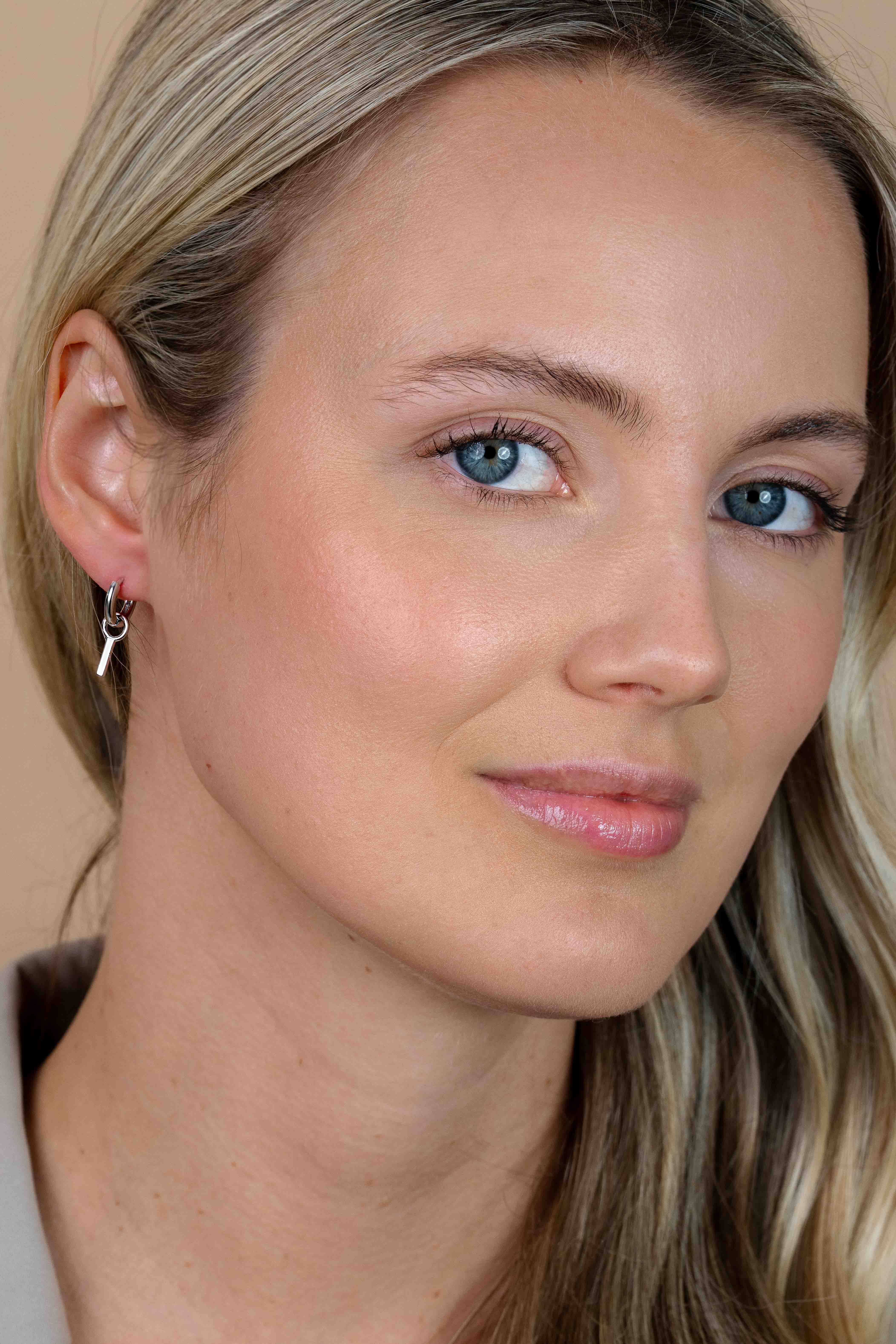 ZINZI zilveren letter oorbedel I per stuk geprijsd ZICH2144I. (zonder oorringen).