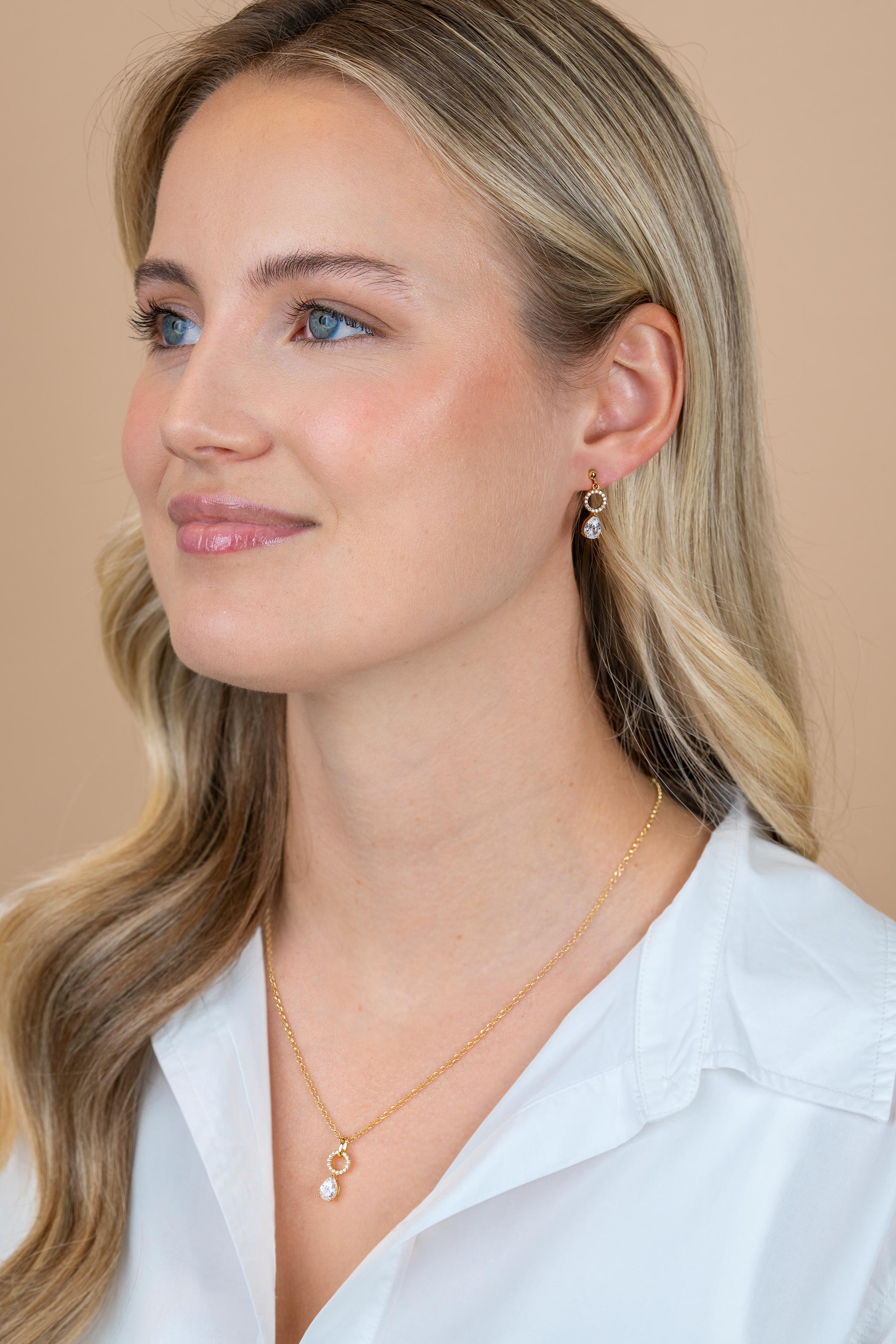 20mm ZINZI goldplated zilveren oorstekers met open rondje en peervormige zirconia ZIO2796
