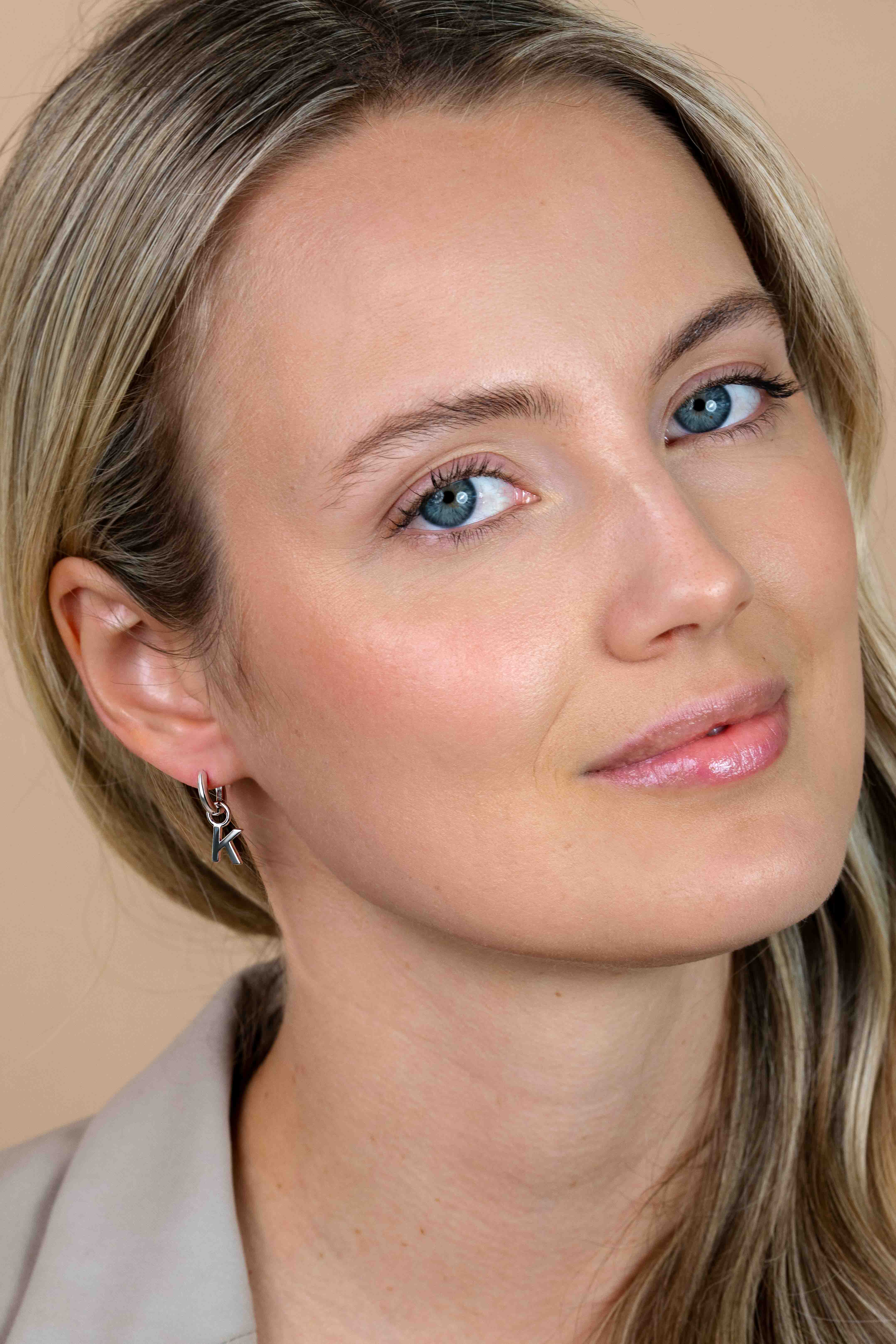 ZINZI zilveren letter oorbedel K per stuk geprijsd ZICH2144K. (zonder oorringen).