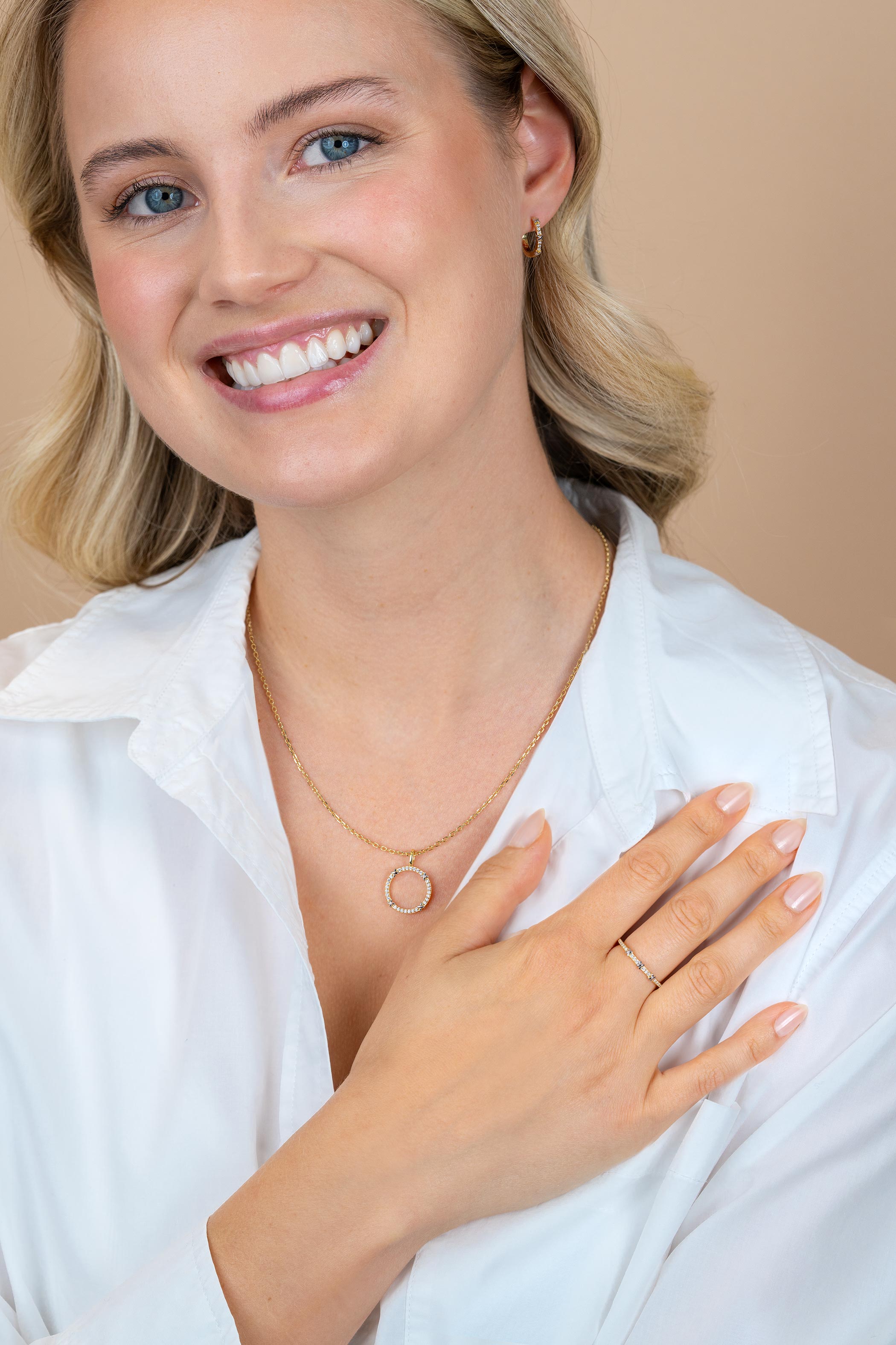 ZINZI goldplated zilveren ketting 45cm met open ronde hanger, verfraaid met X-details en witte zirkonia’s ZIC2814